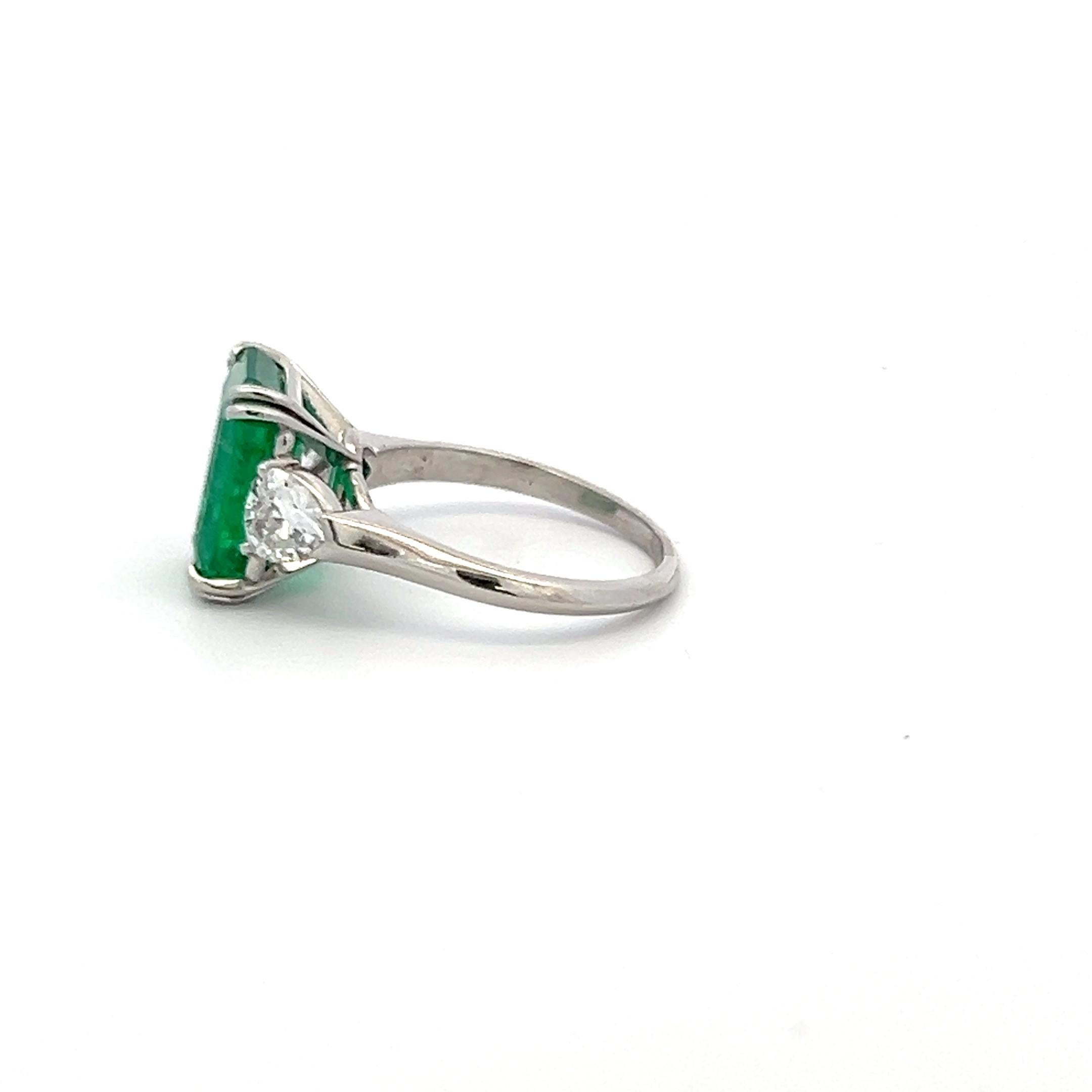 Platin-Verlobungsring mit 3,36 Karat Smaragd und 0,60 Karat dreieckigem Diamant in Form eines Dreieckigen Diamanten im Zustand „Gut“ im Angebot in New York, NY