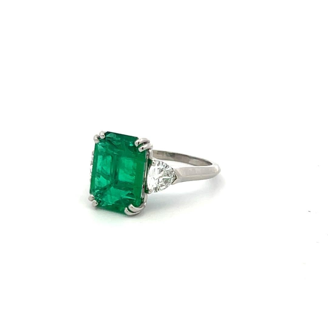 Platin-Verlobungsring mit 3,36 Karat Smaragd und 0,60 Karat dreieckigem Diamant in Form eines Dreieckigen Diamanten im Angebot 1