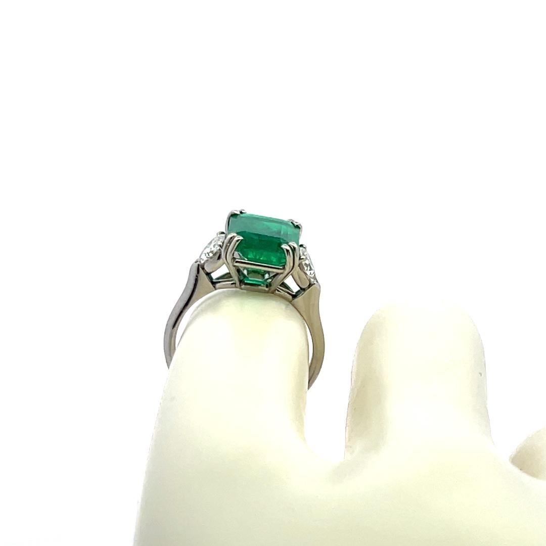 Platin-Verlobungsring mit 3,36 Karat Smaragd und 0,60 Karat dreieckigem Diamant in Form eines Dreieckigen Diamanten im Angebot 3