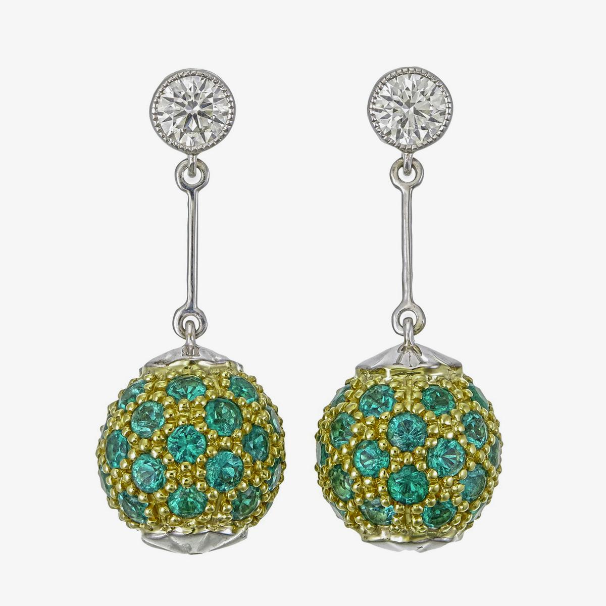 Ein eleganter Smaragd  und Diamant-Ohrringe von REWA Jewels werden in Handarbeit aus 18 Karat Weißgold gefertigt.

Es hat 70 Stück runde Smaragde mit einem Gewicht von etwa 3,36 Karat. Diese Smaragde sind selten zu finden.

Besetzt mit 2 runden