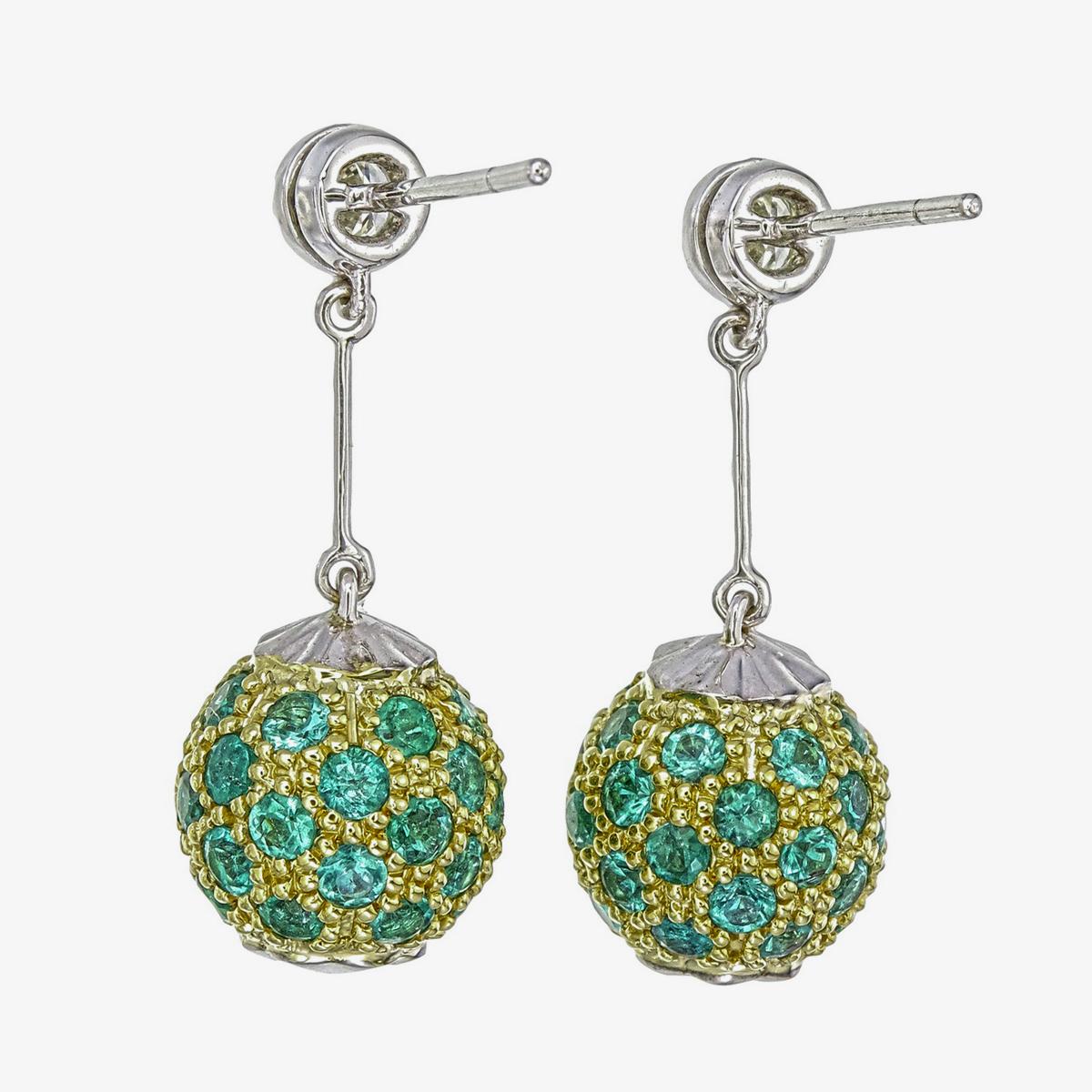 3,36 Karat Smaragd und Diamant-Ohrringe in 18 Karat Weißgold (Modernistisch) im Angebot