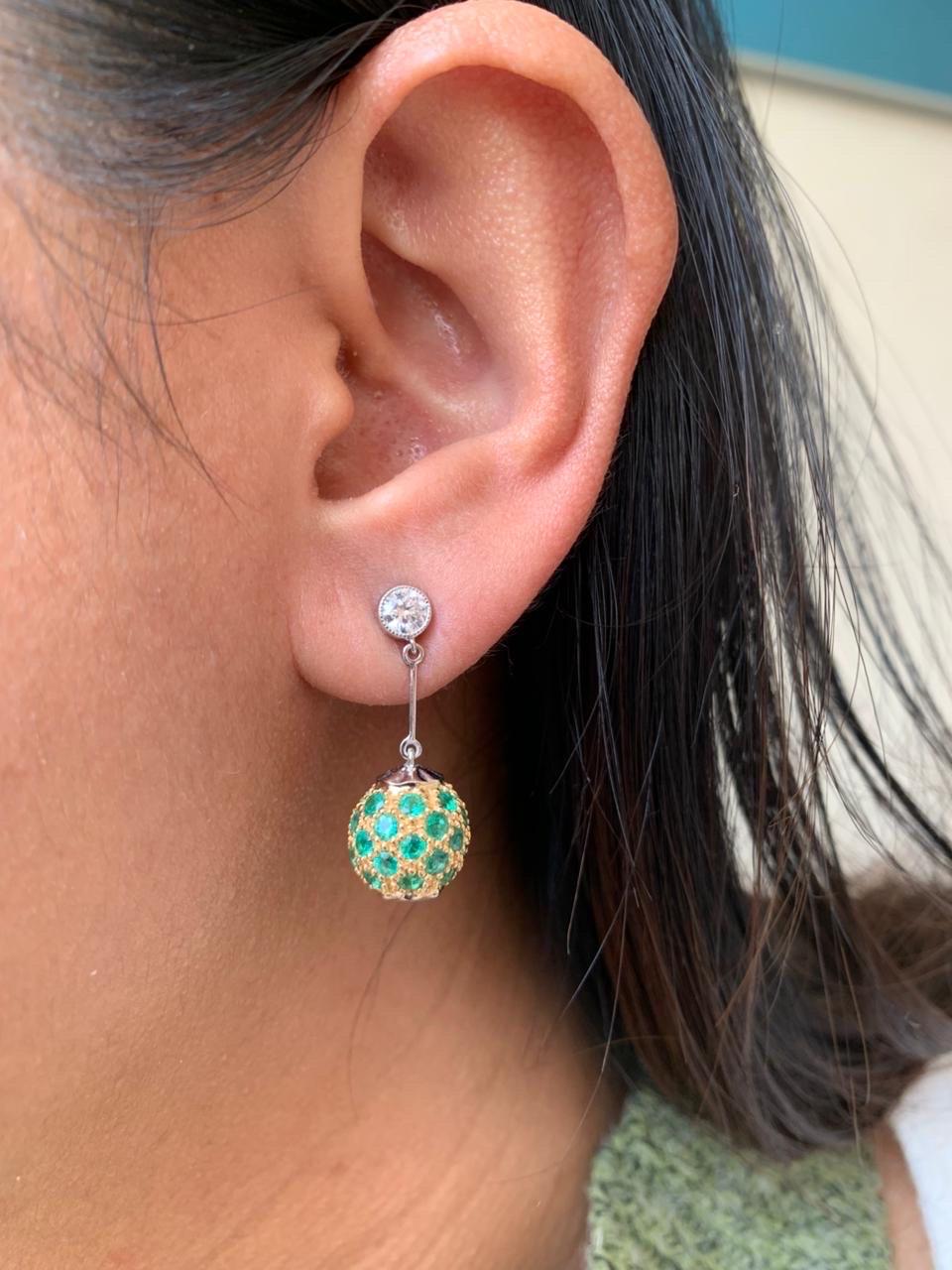 3,36 Karat Smaragd und Diamant-Ohrringe in 18 Karat Weißgold im Zustand „Neu“ im Angebot in Bangkok, TH