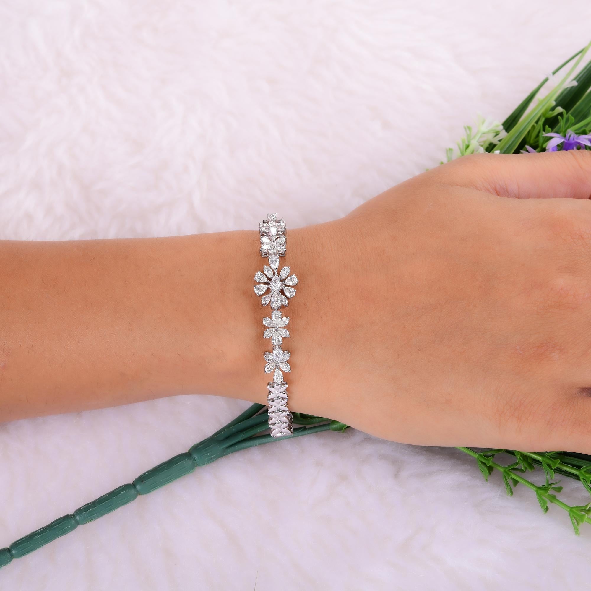 Esta pulsera de eslabones de oro blanco de 14 quilates con un diamante natural SI/H de 3,36 quilates está formada por pequeños racimos de hermosas flores. Cada flor se crea normalmente con diamantes de talla marquesa dispuestos alrededor de una