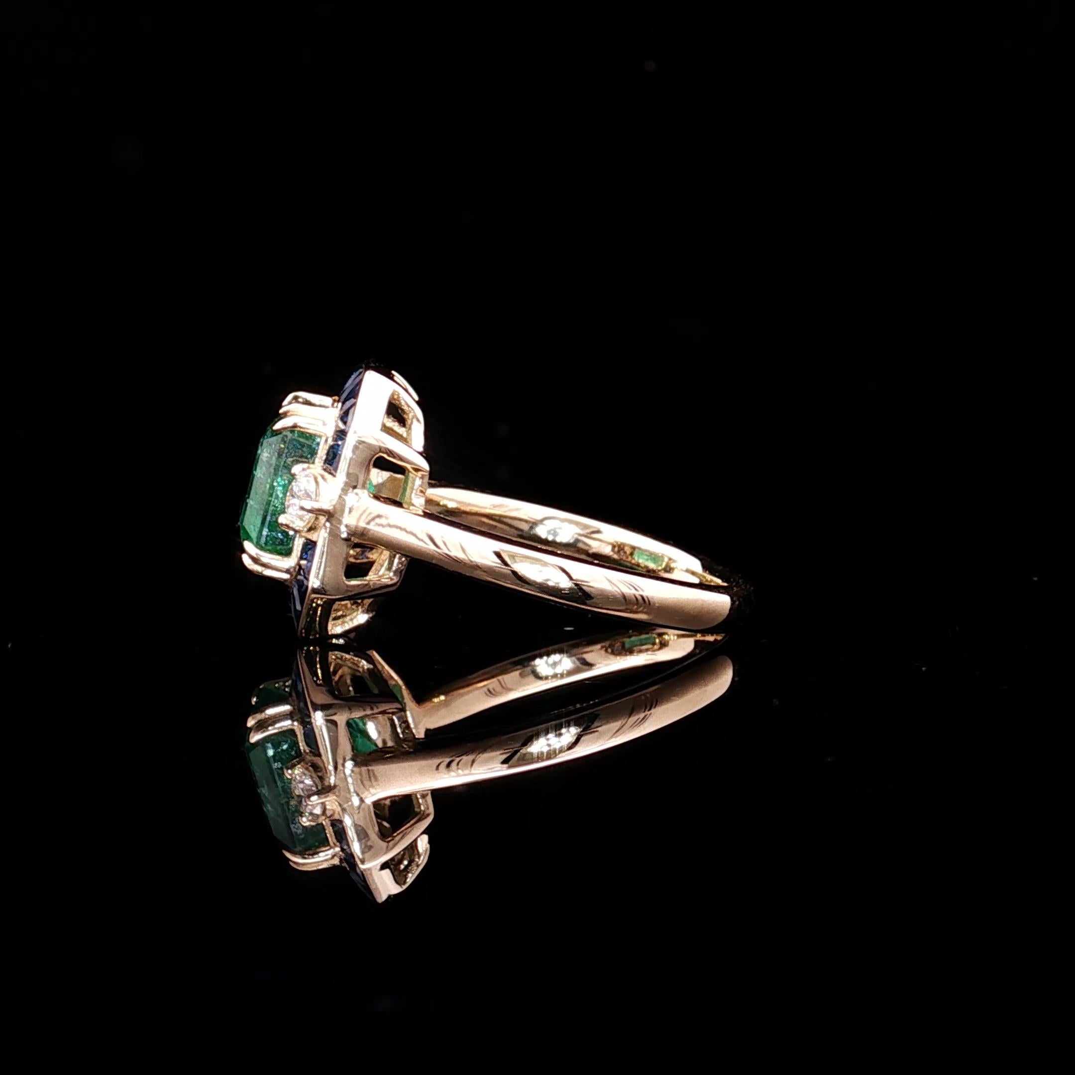 Bague en or blanc 18kt avec diamants
  
  Couleur de l'or et carat : Or blanc 18kt
  Poids : 5.98 grammes
  
  Ensemble avec...
  Type de pierre : Saphir
  Forme : Émeraude
  Carat : 3,36 ct
  Couleur : YG
  
 
  Pierres environnantes : Diamants

