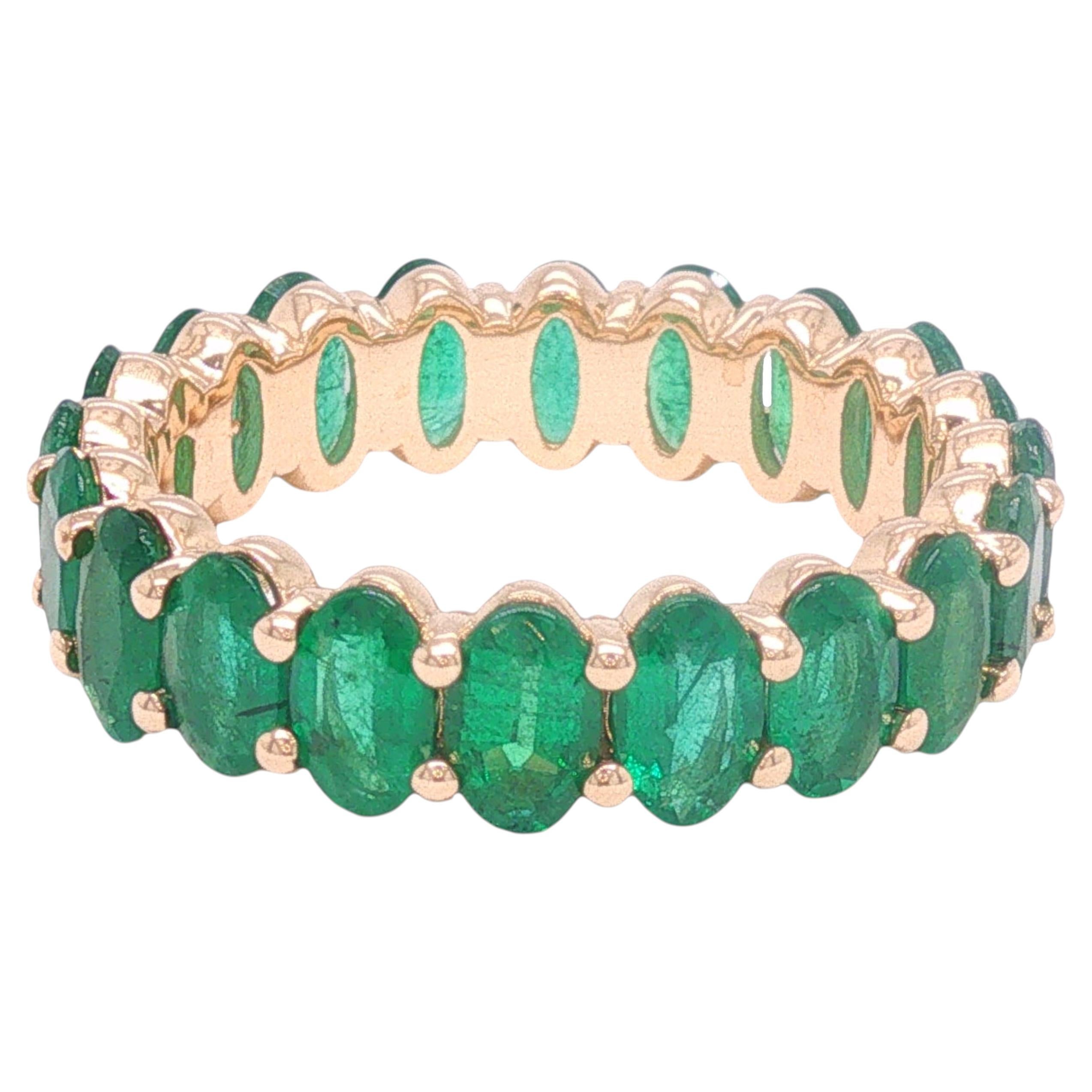 3,36-Karat-Eternity-Ring mit ovalem Smaragd aus 14-karätigem Gelbgold