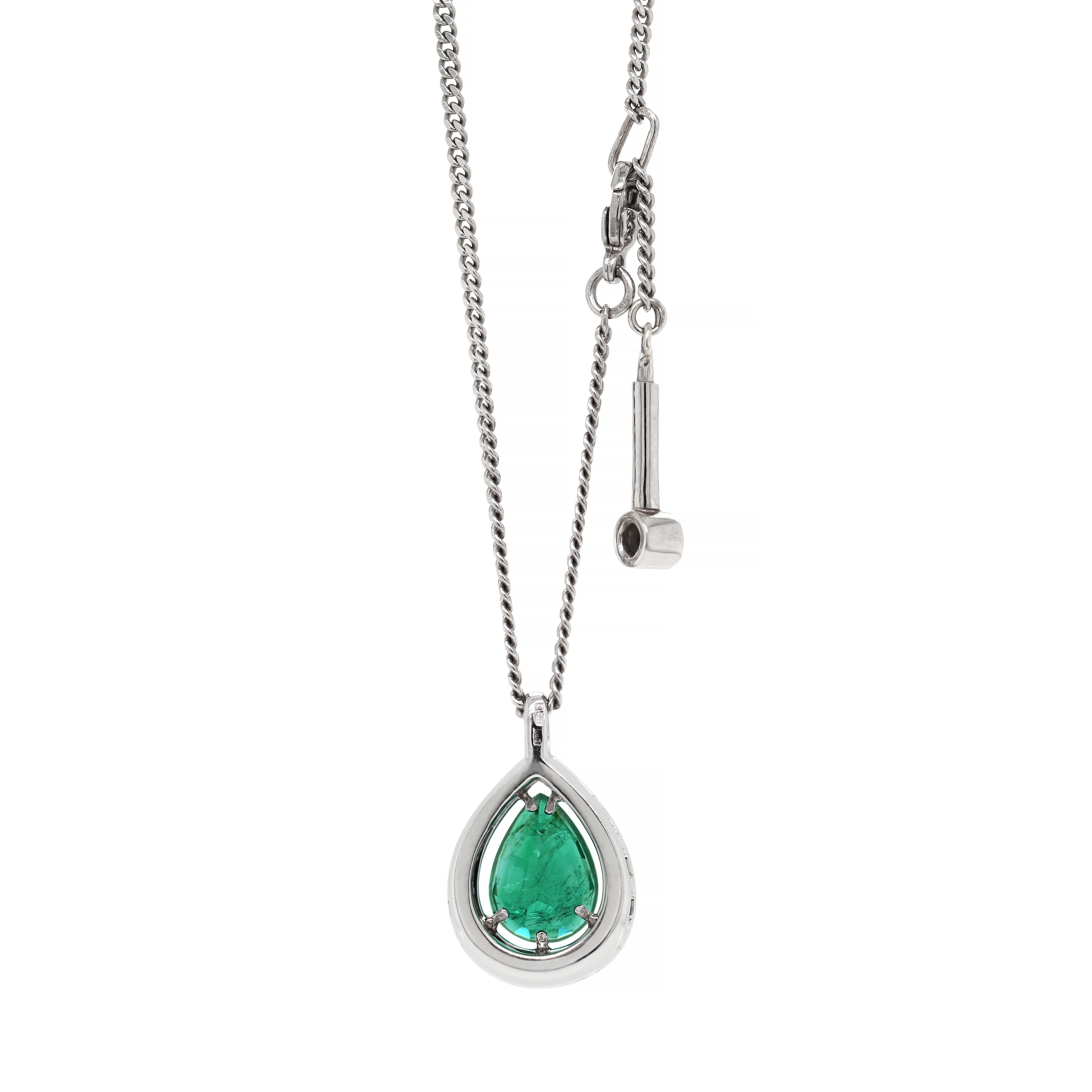 3,36 Karat birnenförmiger Smaragd Platin Anhänger und Diamant Kette (Moderne)