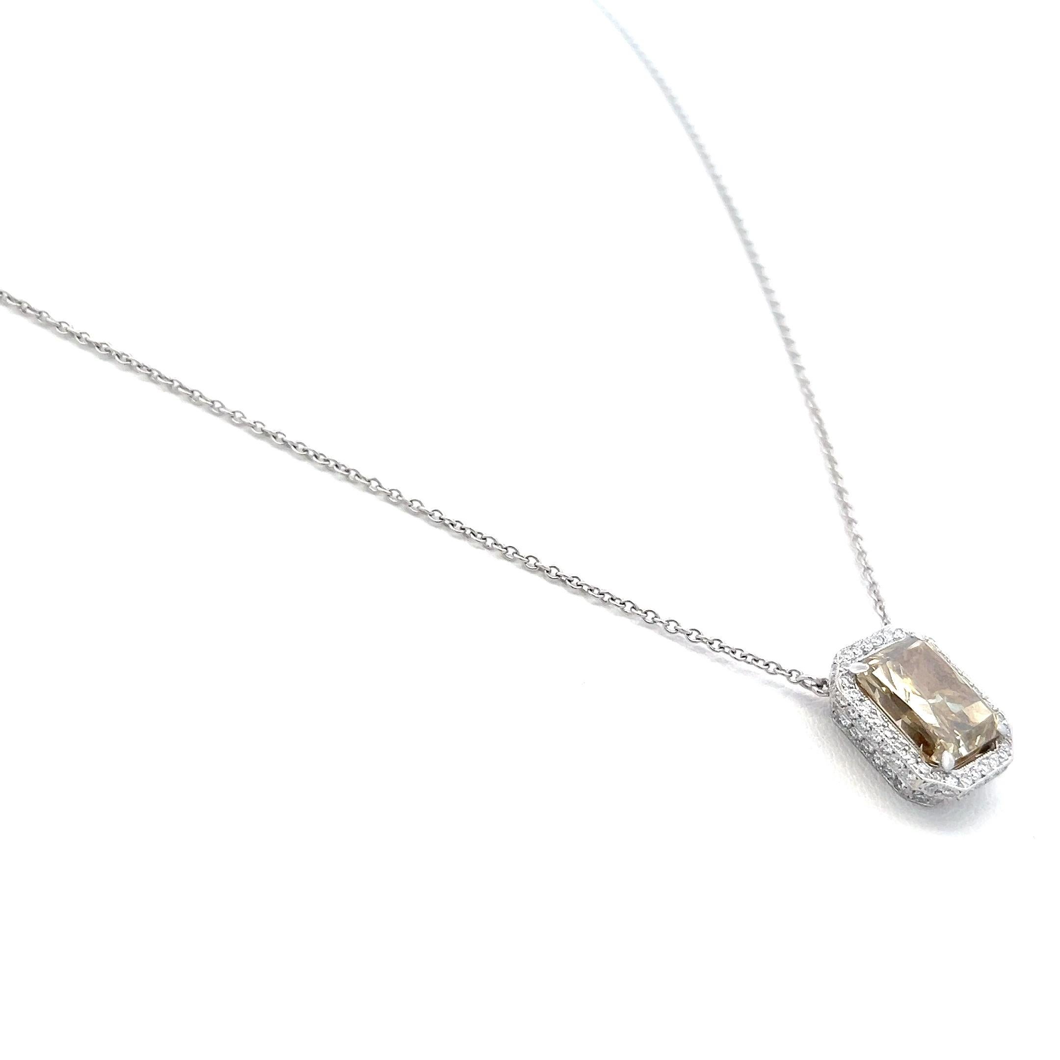 Taglio radiant Collana con ciondolo in platino con diamanti rotondi e taglio radiante da 3,36 carati in vendita