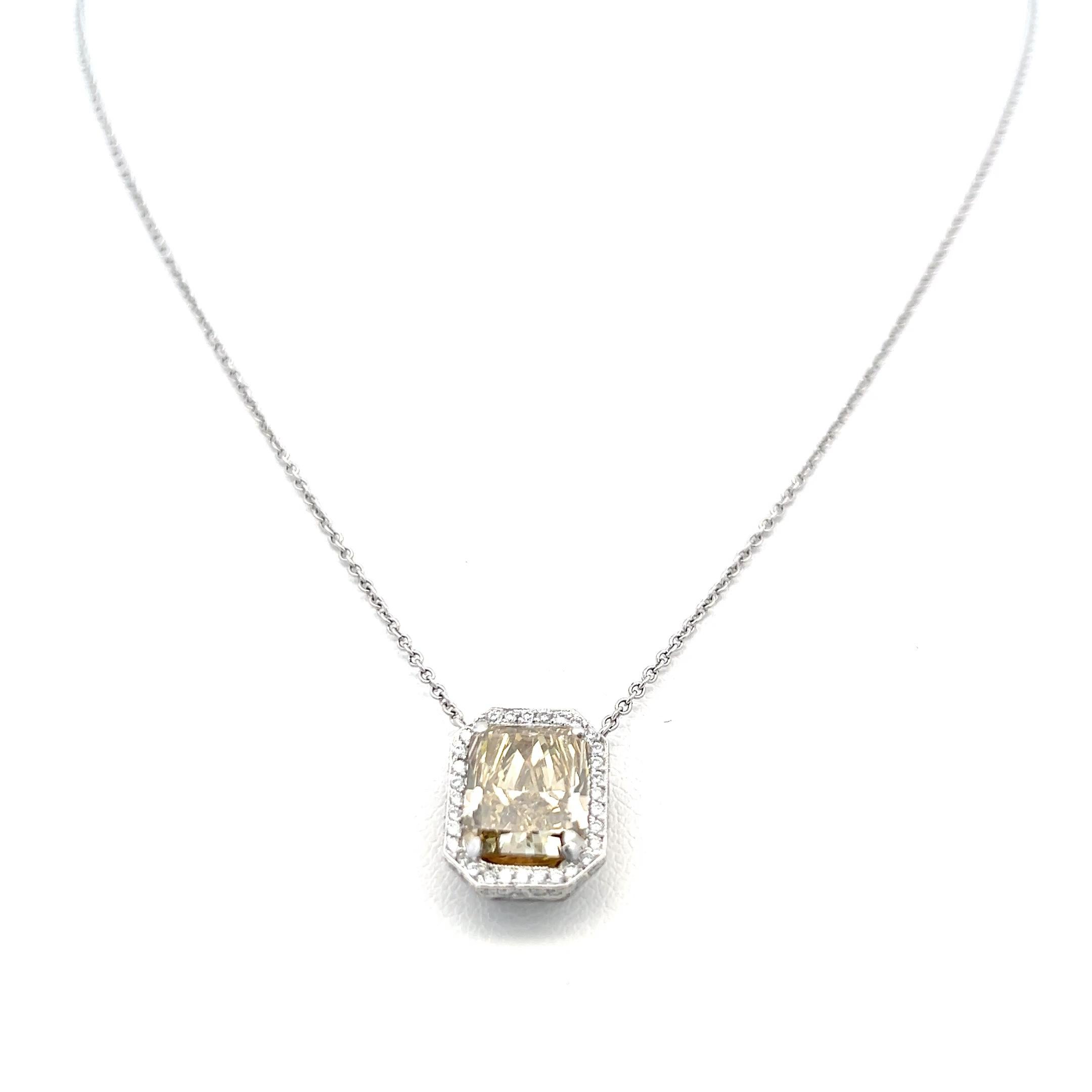 Collana con ciondolo in platino con diamanti rotondi e taglio radiante da 3,36 carati In condizioni buone in vendita a New York, NY