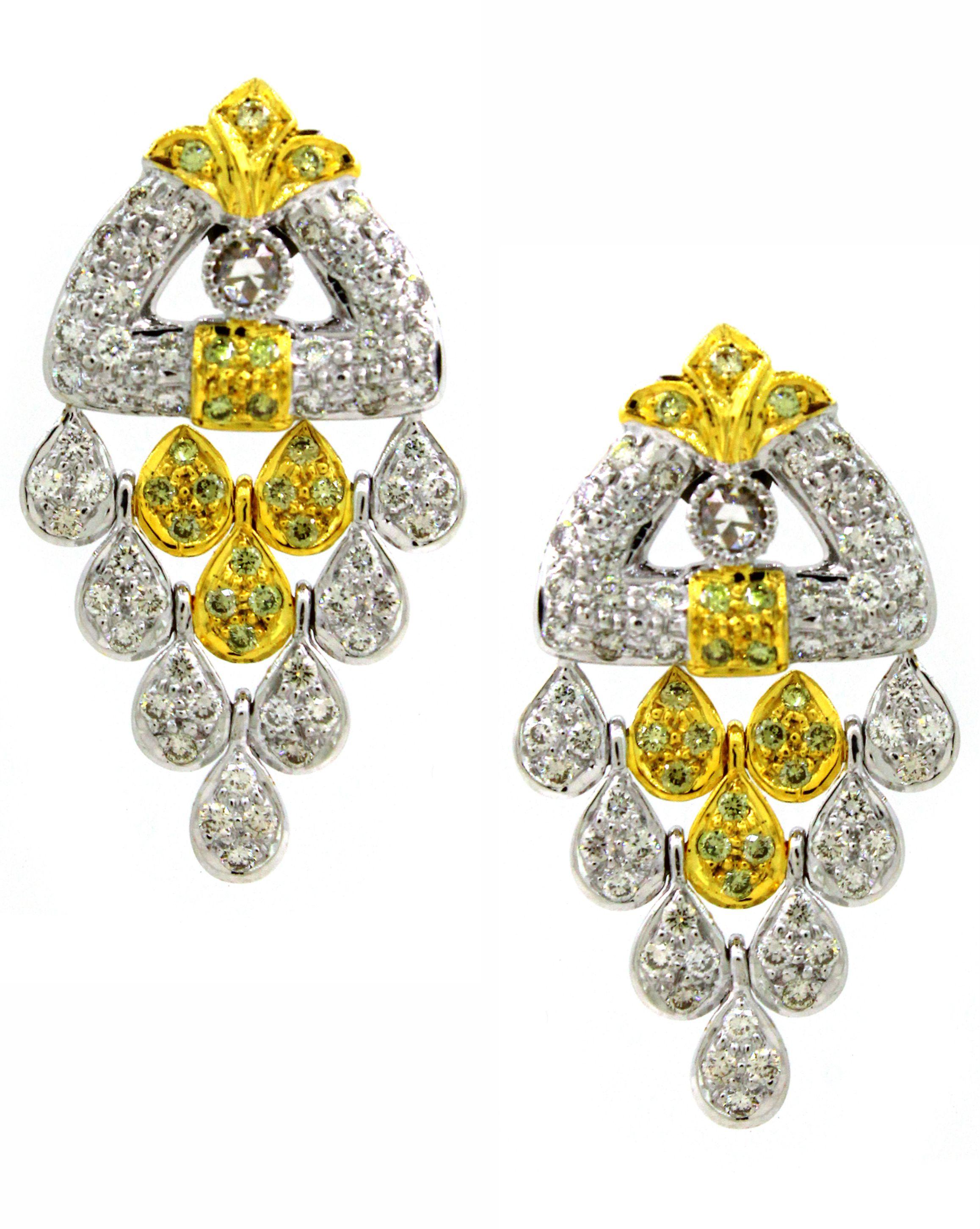 Inspiré par la grandeur des lustres européens, cet ensemble de pendentifs exquis capture l'élégance et l'opulence intemporelles. L'ensemble comprend une paire de boucles d'oreilles et un pendentif assorti, tous méticuleusement réalisés en or blanc