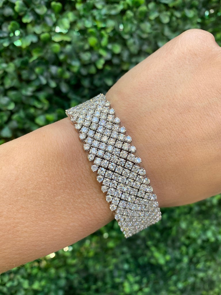 33.68 Carat Total Weight Diamond, G-H SI-SI2, Mesh Bracelet, 18 Karat White Gold In Excellent Condition For Sale In Houston, TX