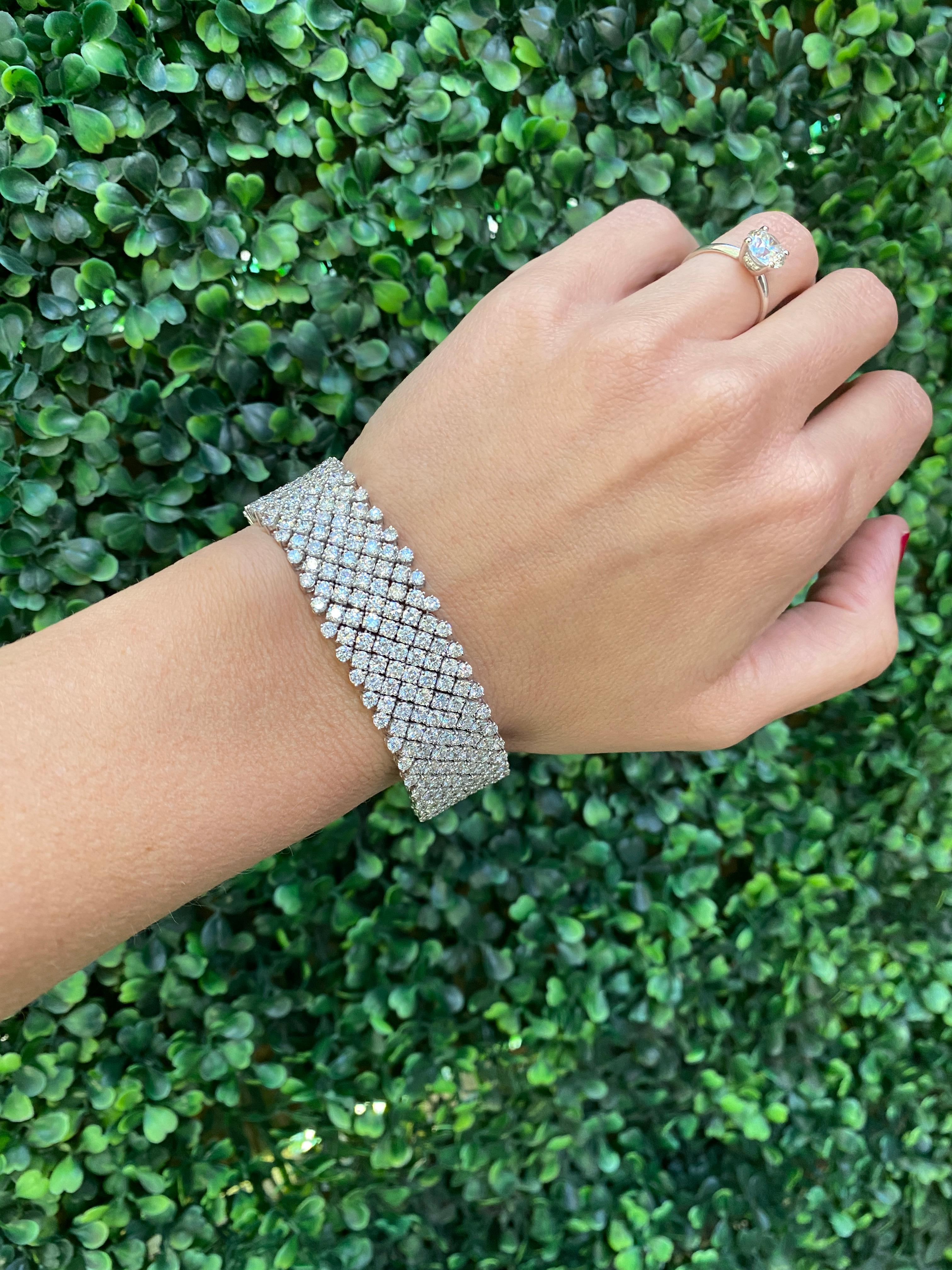 33.68 Carat Total Weight Diamond, G-H SI-SI2, Mesh Bracelet, 18 Karat White Gold In New Condition In Houston, TX