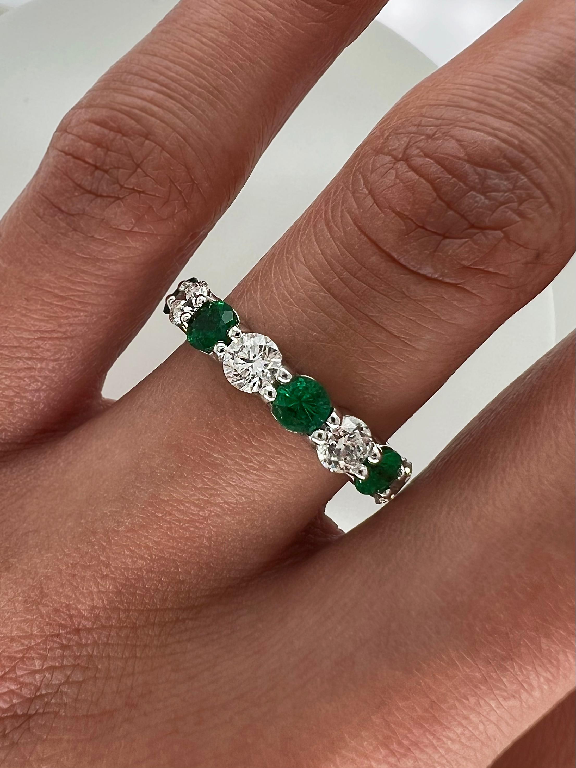 3.36 Total Carat Green Emerald and Diamond Ladies Ring In New Condition For Sale In New York, NY