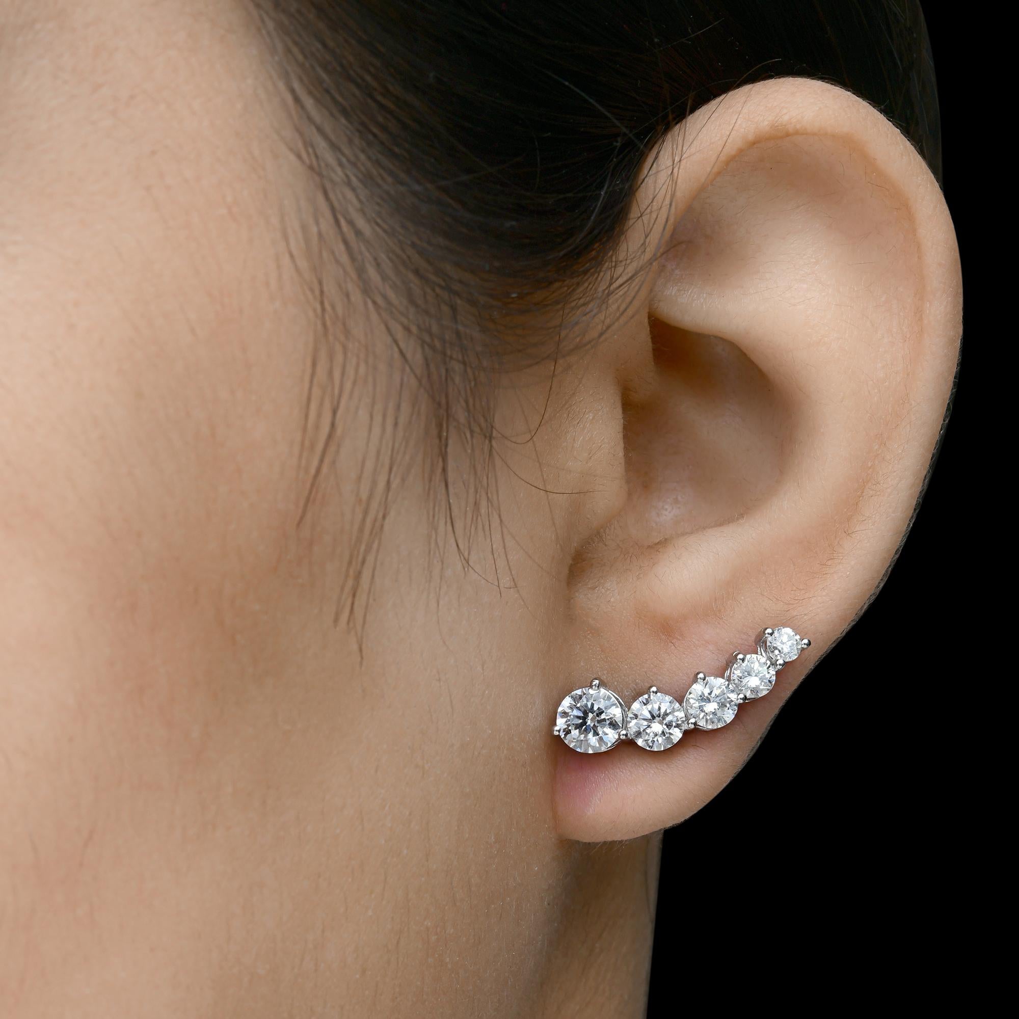 Orecchini a perno con diamante a cinque pietre graduate da 3,36 carati in oro bianco 14k
Questo pezzo si arrampica sul lobo dell'orecchio, seguendo la sua curva naturale. L'orecchino è incastonato con cinque diamanti a taglio rotondo disposti in