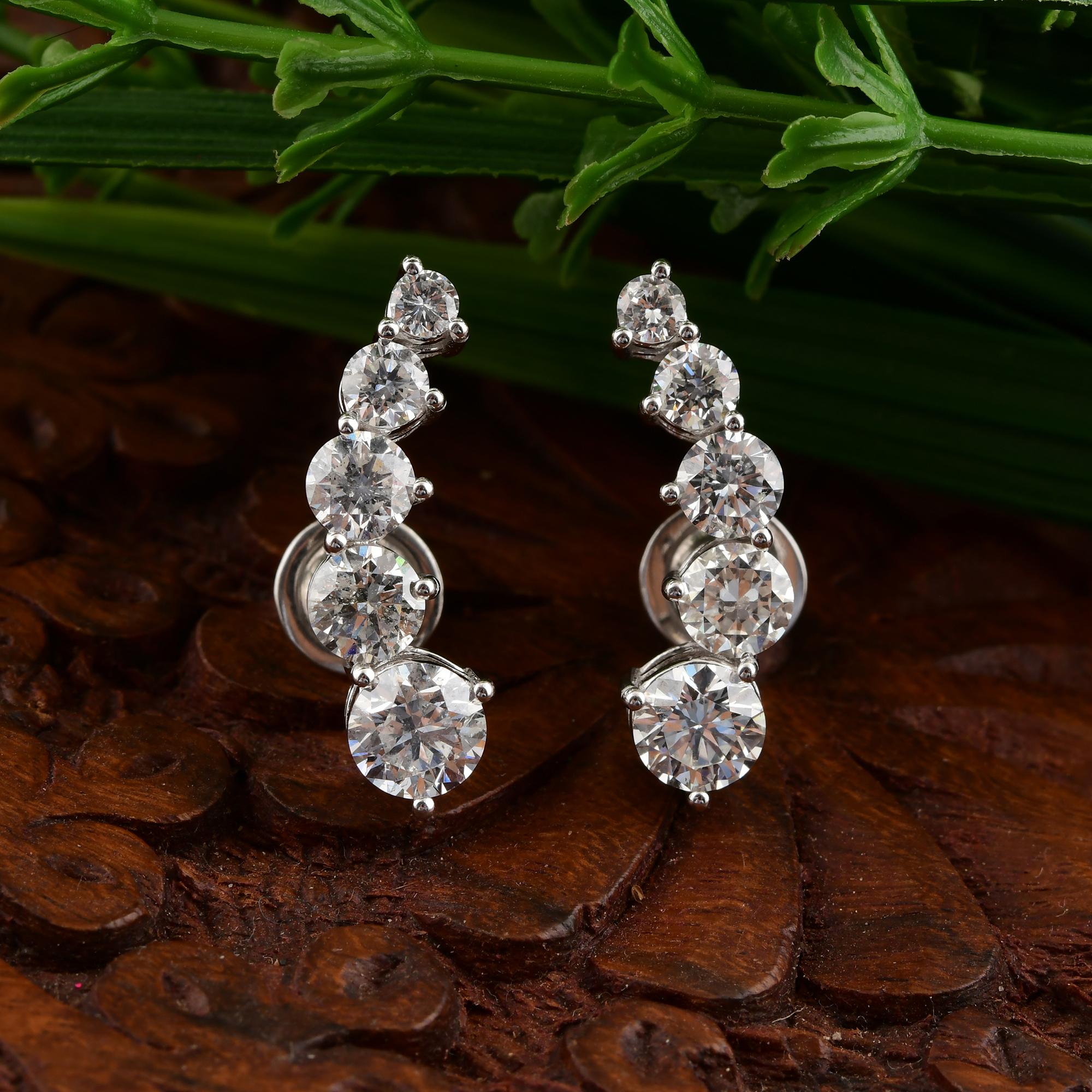 Donna Orecchini a perno con diamante a cinque pietre graduate da 3,36 carati in oro bianco 14k in vendita