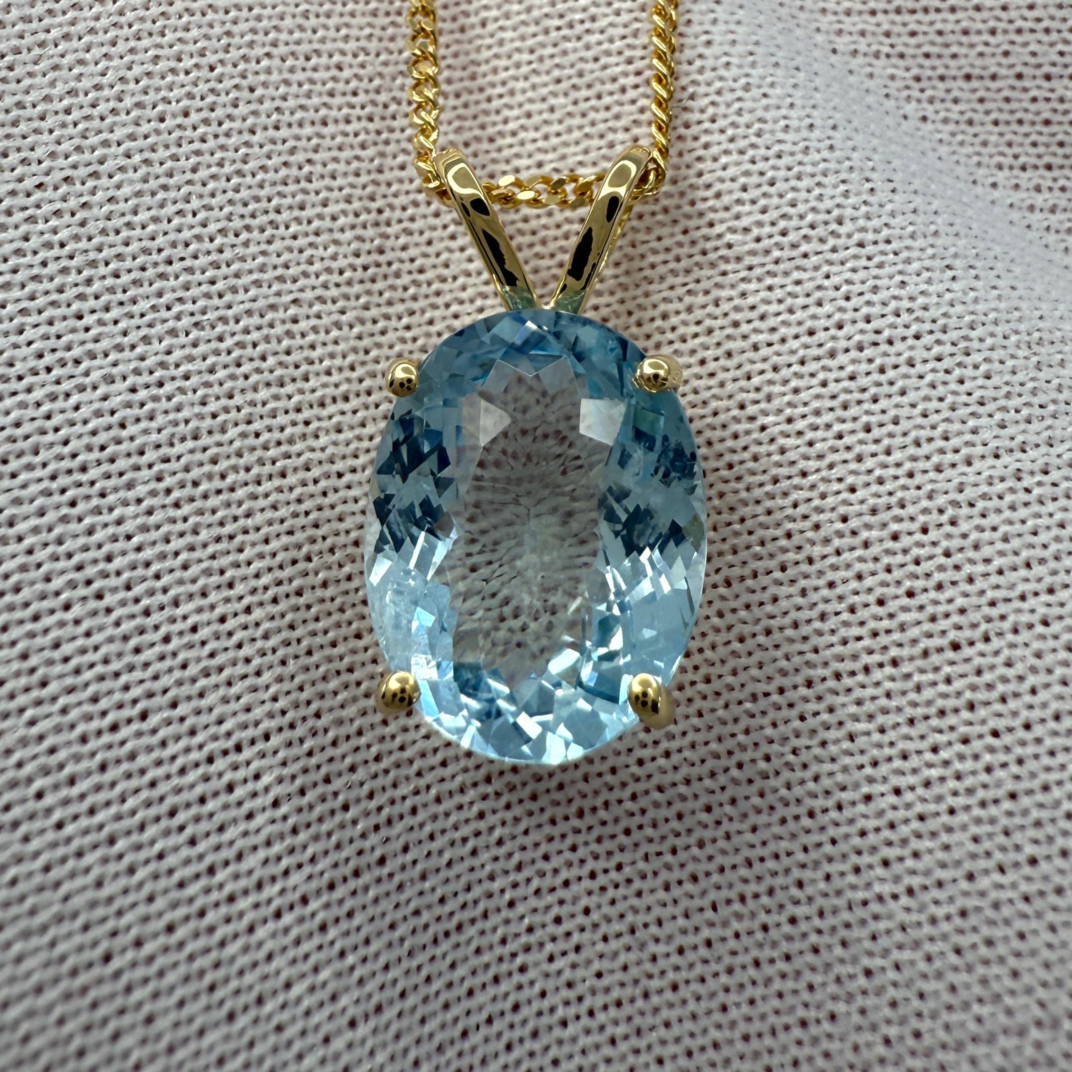 Natürlicher lebhaft blauer Aquamarin-Anhänger mit ovalem Schliff Halskette.

3,36 Karat Aquamarin mit einer atemberaubenden lebhaften blauen Farbe, eingefasst in einen feinen Solitär-Anhänger aus 18 Karat Gelbgold.

Der Aquamarin hat einen sehr