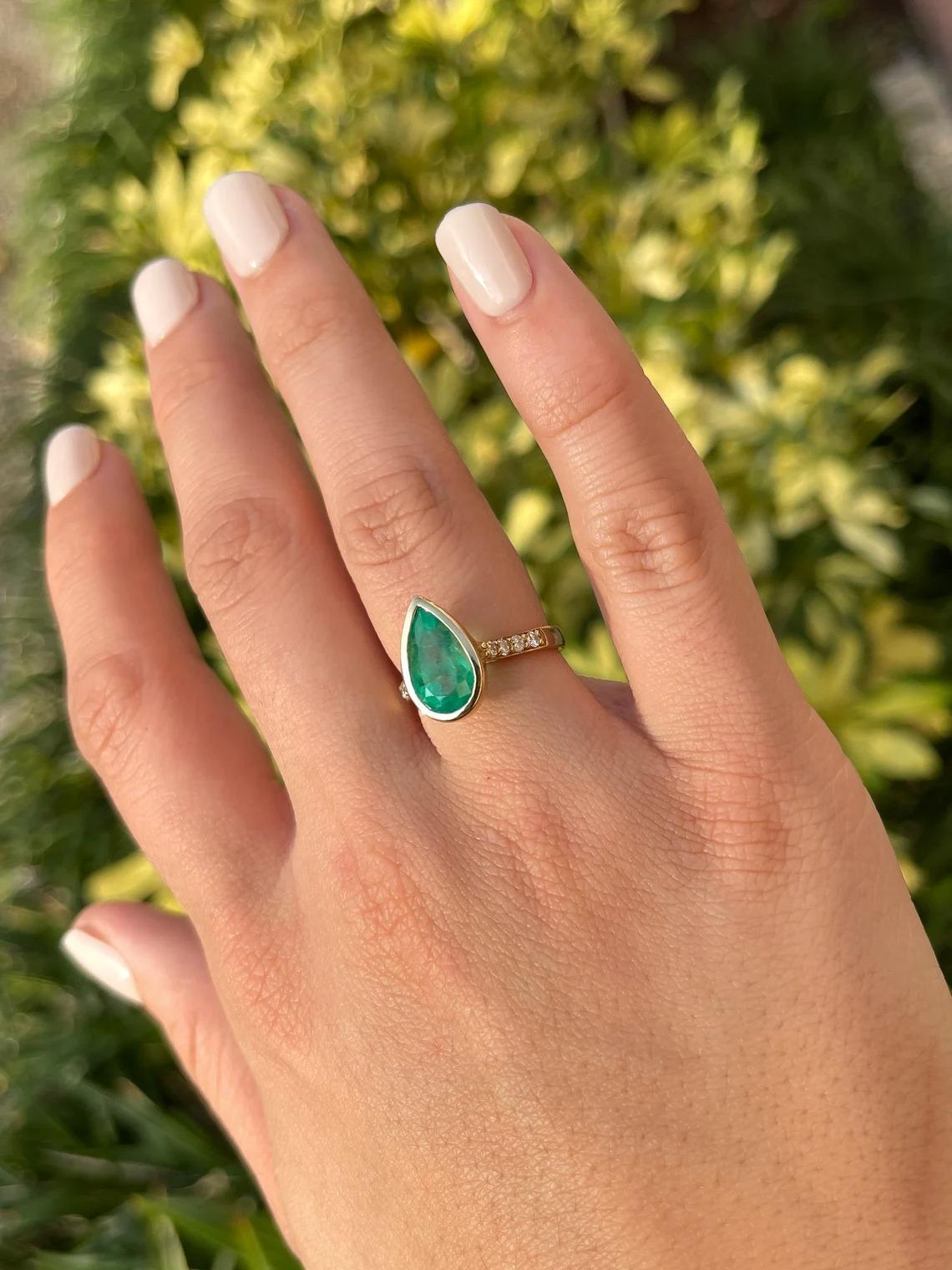 3.36tcw 18K Vivid Green Pear Colombian Emerald & Diamond Shank Engagement Ring In New Condition For Sale In Jupiter, FL