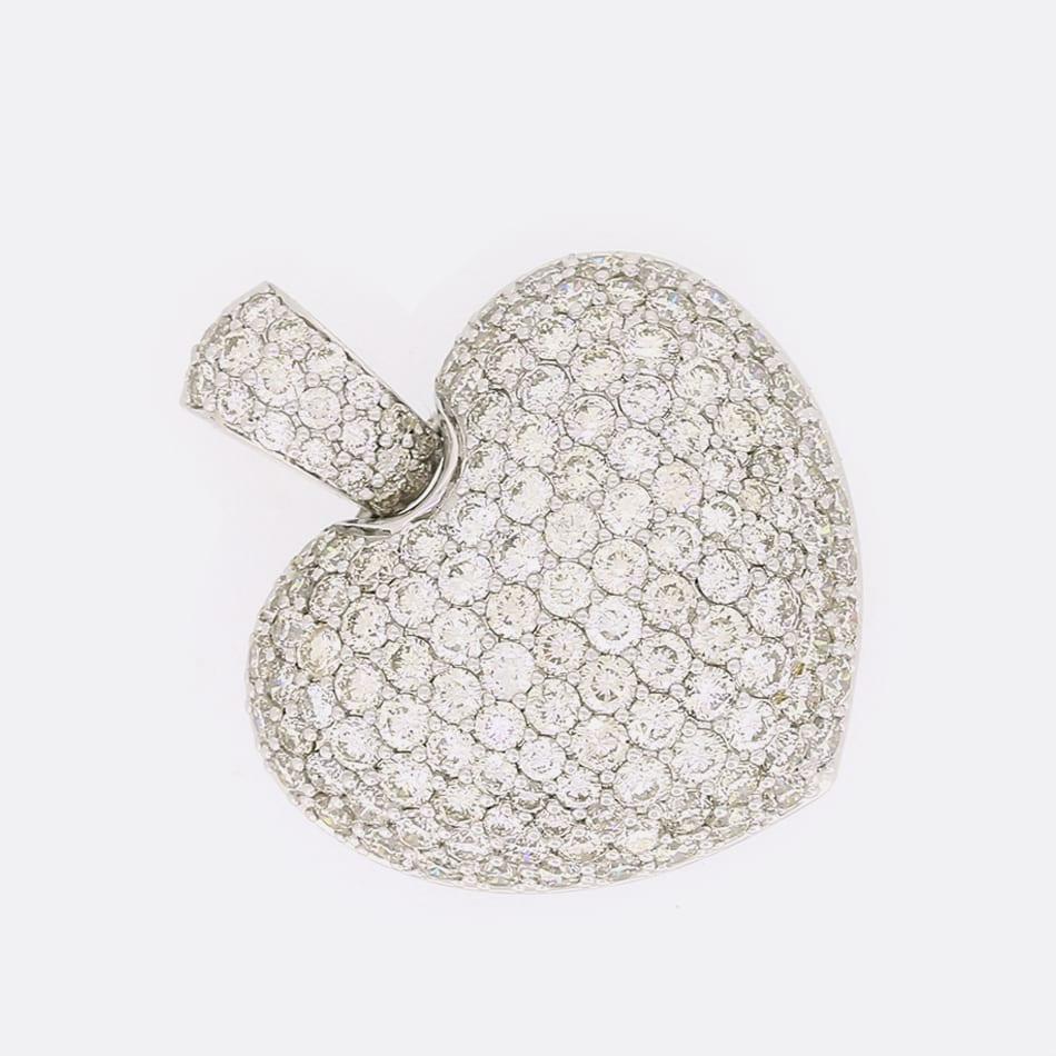 Ecco un pendente a forma di cuore d'amore elegantemente realizzato con 100 diamanti rotondi a taglio brillante in oro bianco 18 carati e altri 19 diamanti sulla grande cauzione ovale rigida.

Condit: Usato (Molto Buono)
Peso: 9.8 grammi
Dimensioni