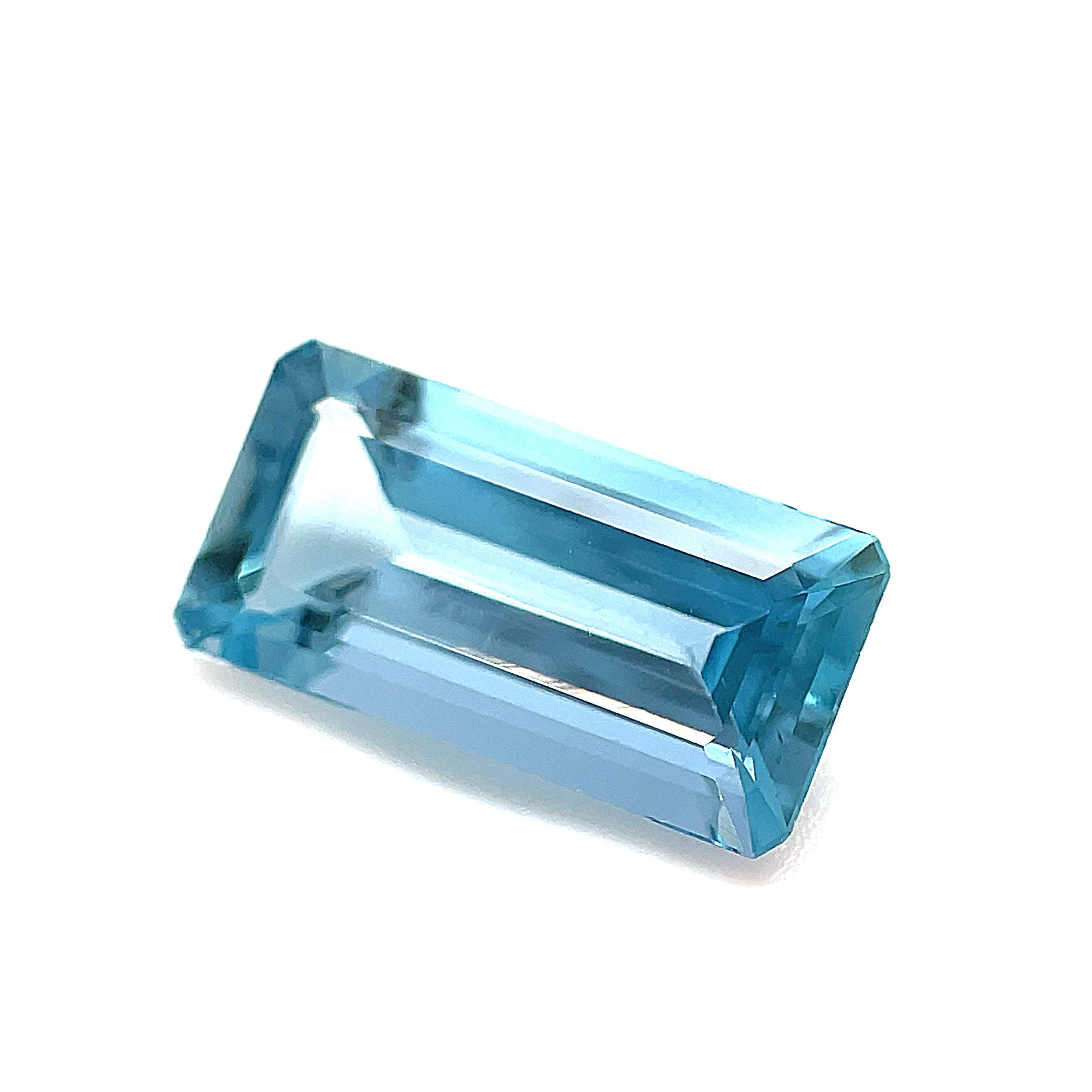 Taille émeraude 3.37 Carat Emerald Cut Octagonal Loose Unset Aquamarine Gemstone en vente