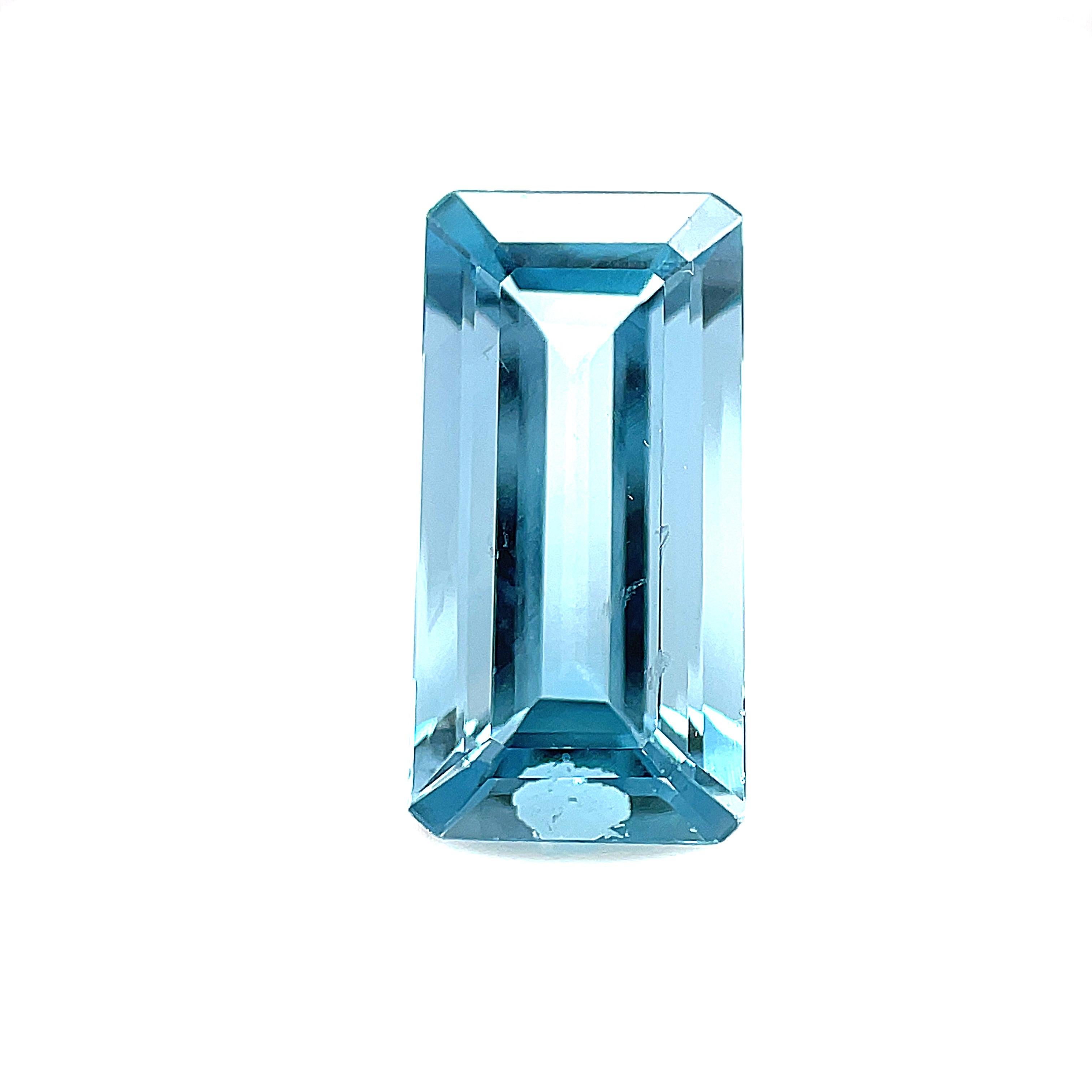 3.37 Carat Emerald Cut Octagonal Loose Unset Aquamarine Gemstone en vente 1