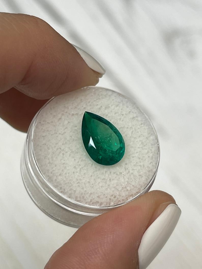 Esmeralda Colombiana Verde Muzo Fina al Aceite Menor de 3,37 Quilates - Piedra de Nacimiento de Mayo Talla Pera Moderno en venta
