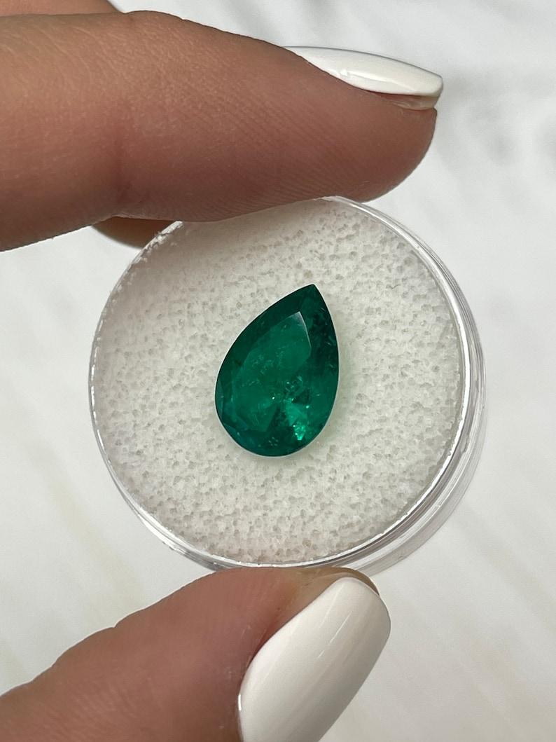 Esmeralda Colombiana Verde Muzo Fina al Aceite Menor de 3,37 Quilates - Piedra de Nacimiento de Mayo Talla Pera Corte pera en venta