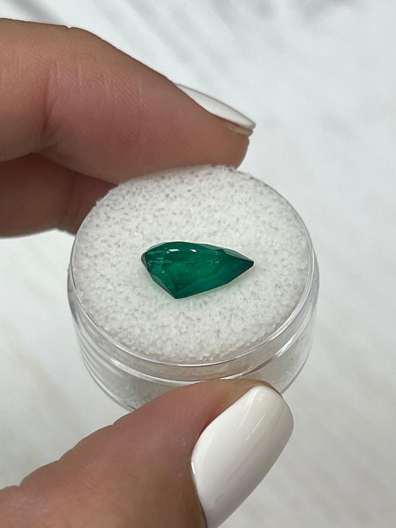 Esmeralda Colombiana Verde Muzo Fina al Aceite Menor de 3,37 Quilates - Piedra de Nacimiento de Mayo Talla Pera en Nuevo estado para la venta en Jupiter, FL