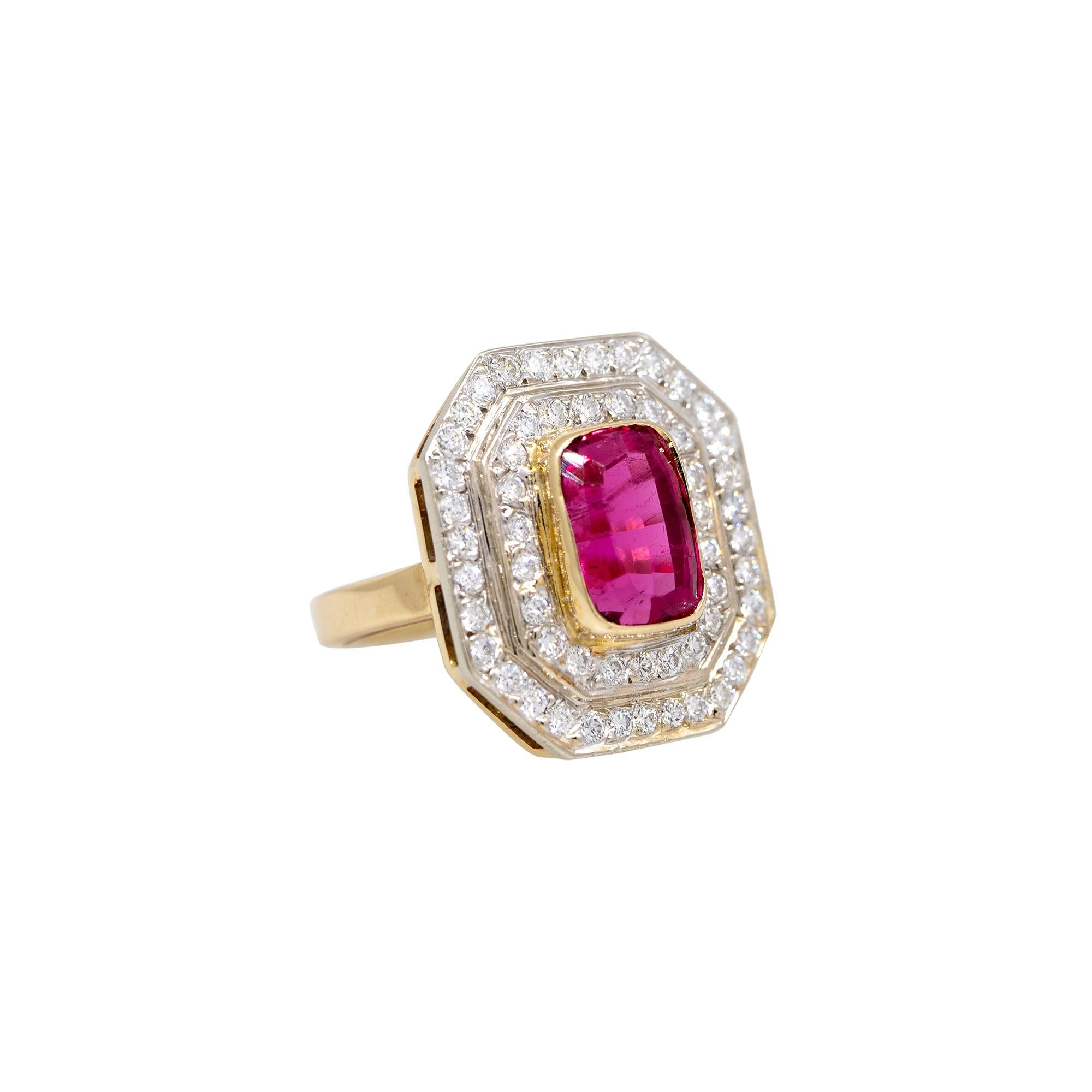 Moderno Anello aureolato con tormalina rosa da 3,37 carati e diamante da 1,52 carati 18 carati In magazzino in vendita