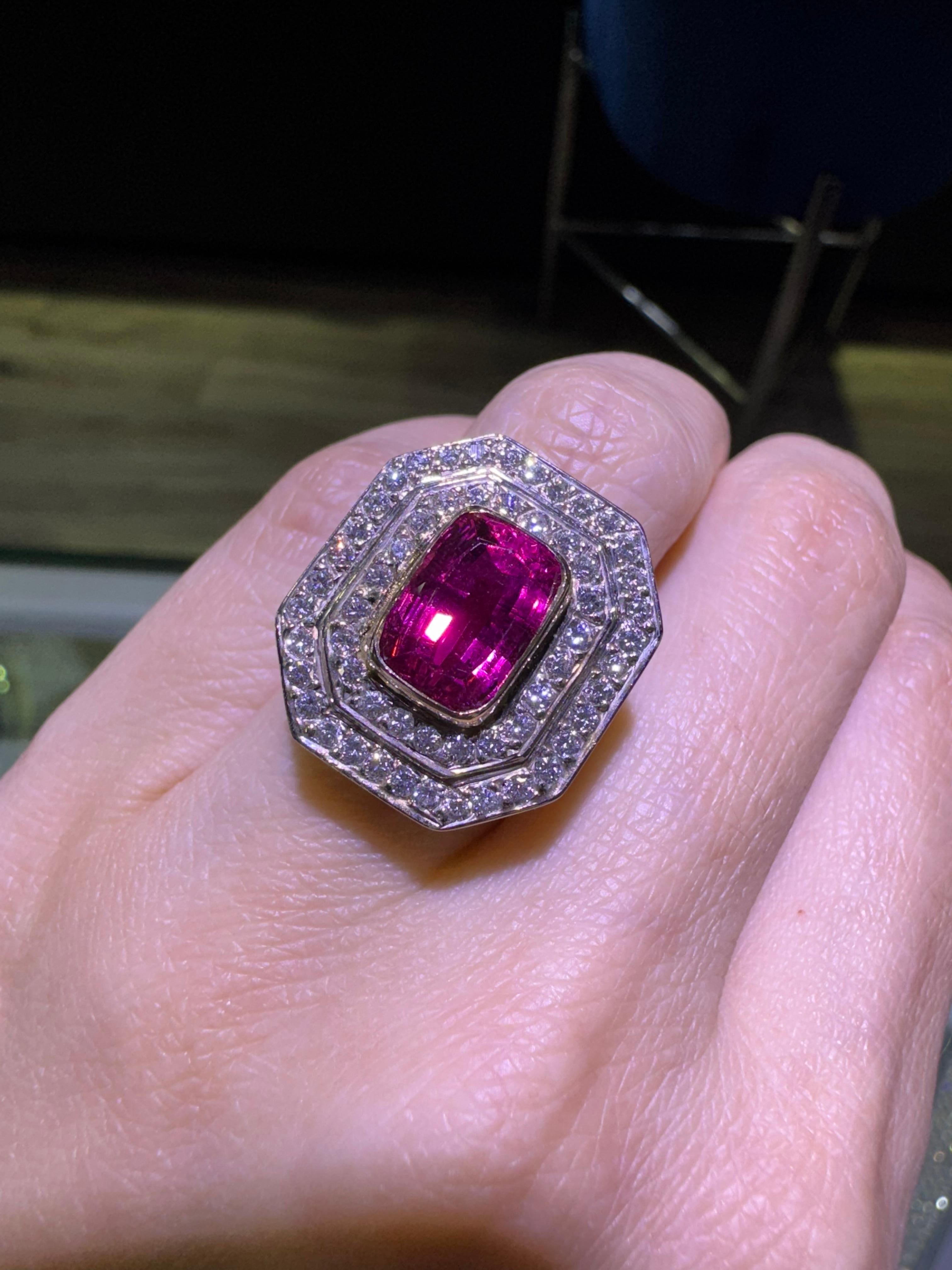 Donna Anello aureolato con tormalina rosa da 3,37 carati e diamante da 1,52 carati 18 carati In magazzino in vendita