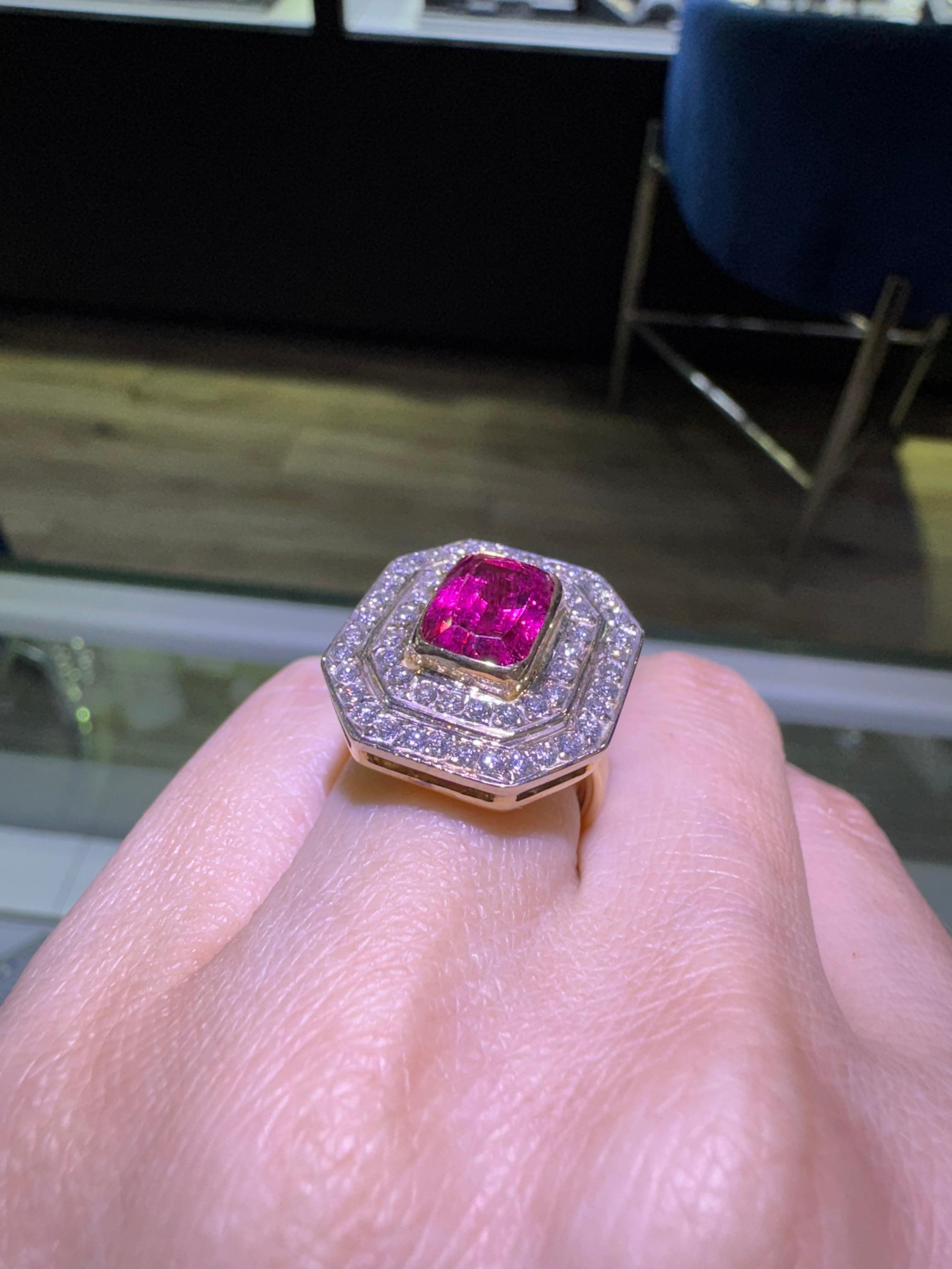 Anello aureolato con tormalina rosa da 3,37 carati e diamante da 1,52 carati 18 carati In magazzino in vendita 1