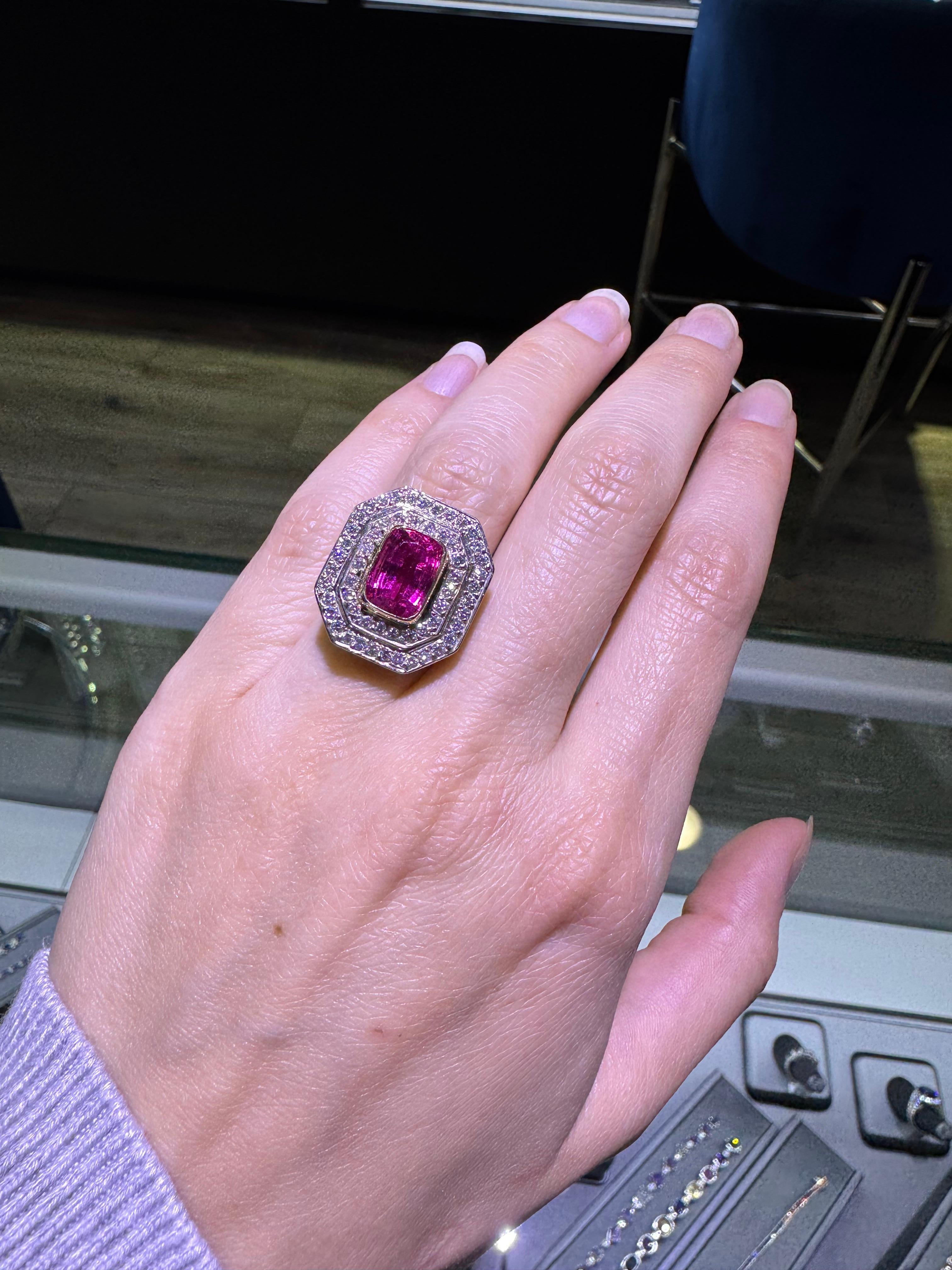Anello aureolato con tormalina rosa da 3,37 carati e diamante da 1,52 carati 18 carati In magazzino in vendita 2