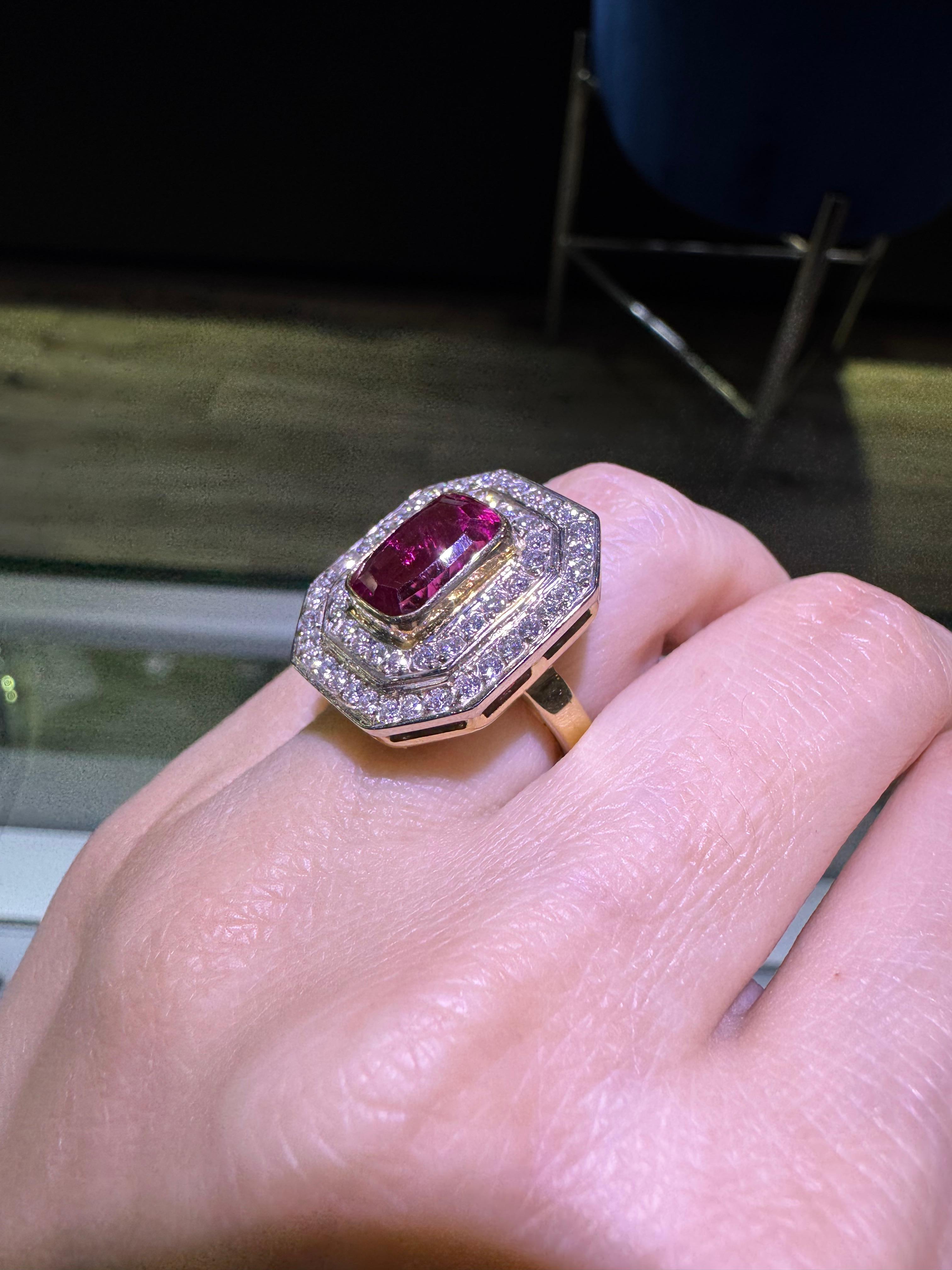 Anello aureolato con tormalina rosa da 3,37 carati e diamante da 1,52 carati 18 carati In magazzino in vendita 3