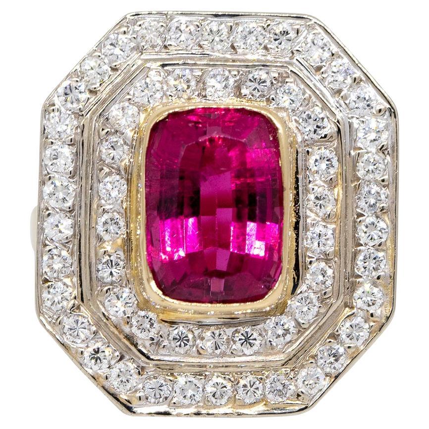 Anello aureolato con tormalina rosa da 3,37 carati e diamante da 1,52 carati 18 carati In magazzino