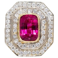 Anello aureolato con tormalina rosa da 3,37 carati e diamante da 1,52 carati 18 carati In magazzino