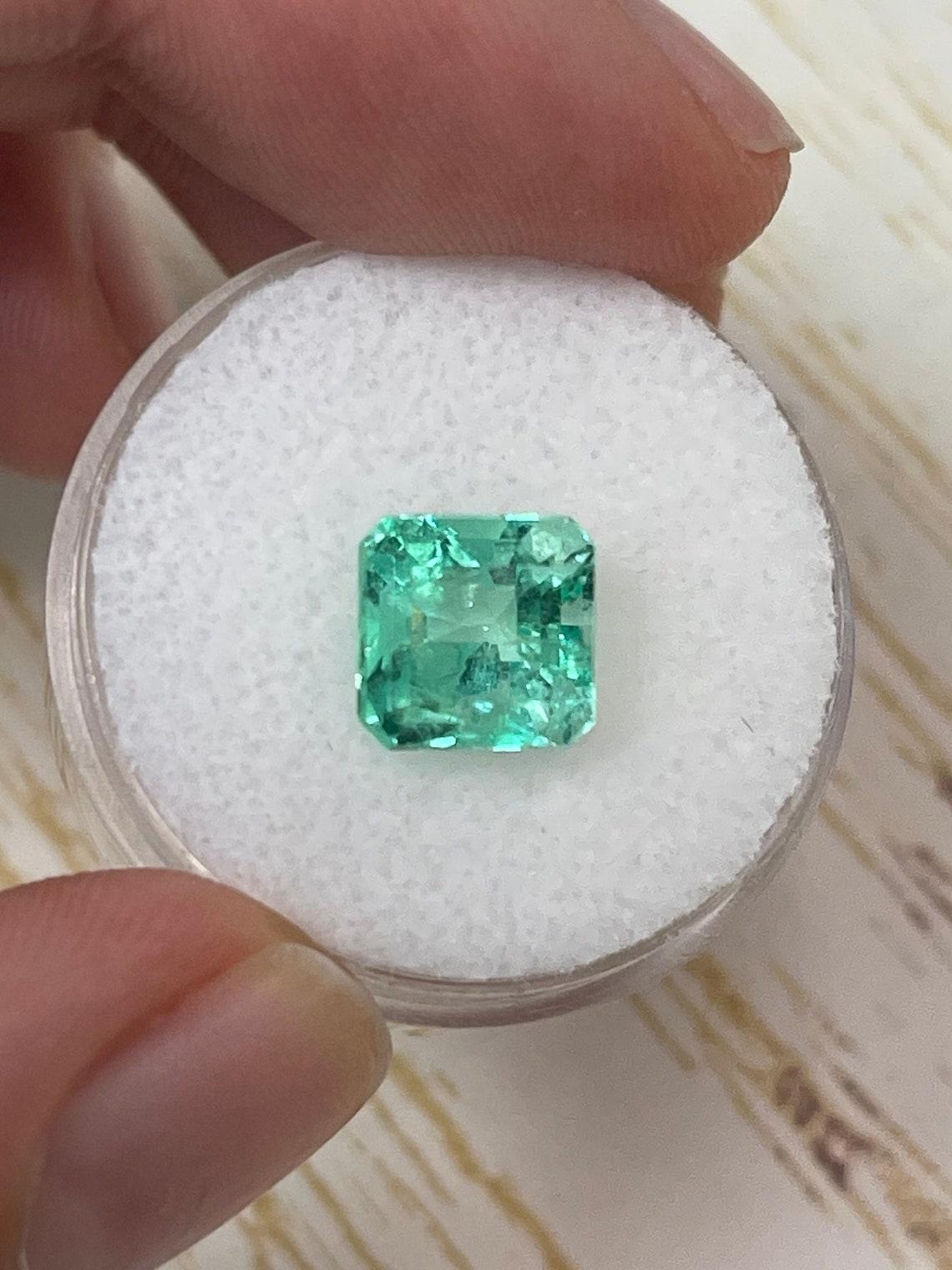 A. Stone: Smeraldo
Peso: 3,37 carati
Forma: Taglio Asscher
Chiarezza: Trasparente
Lucentezza: Molto buono
Colore: verde medio chiaro
Misure: 8,41 mm x 8,25 mm x 6,96 mm
Origine geografica: Colombia
Trattamento: Naturale, oliatura

Commenti: A causa