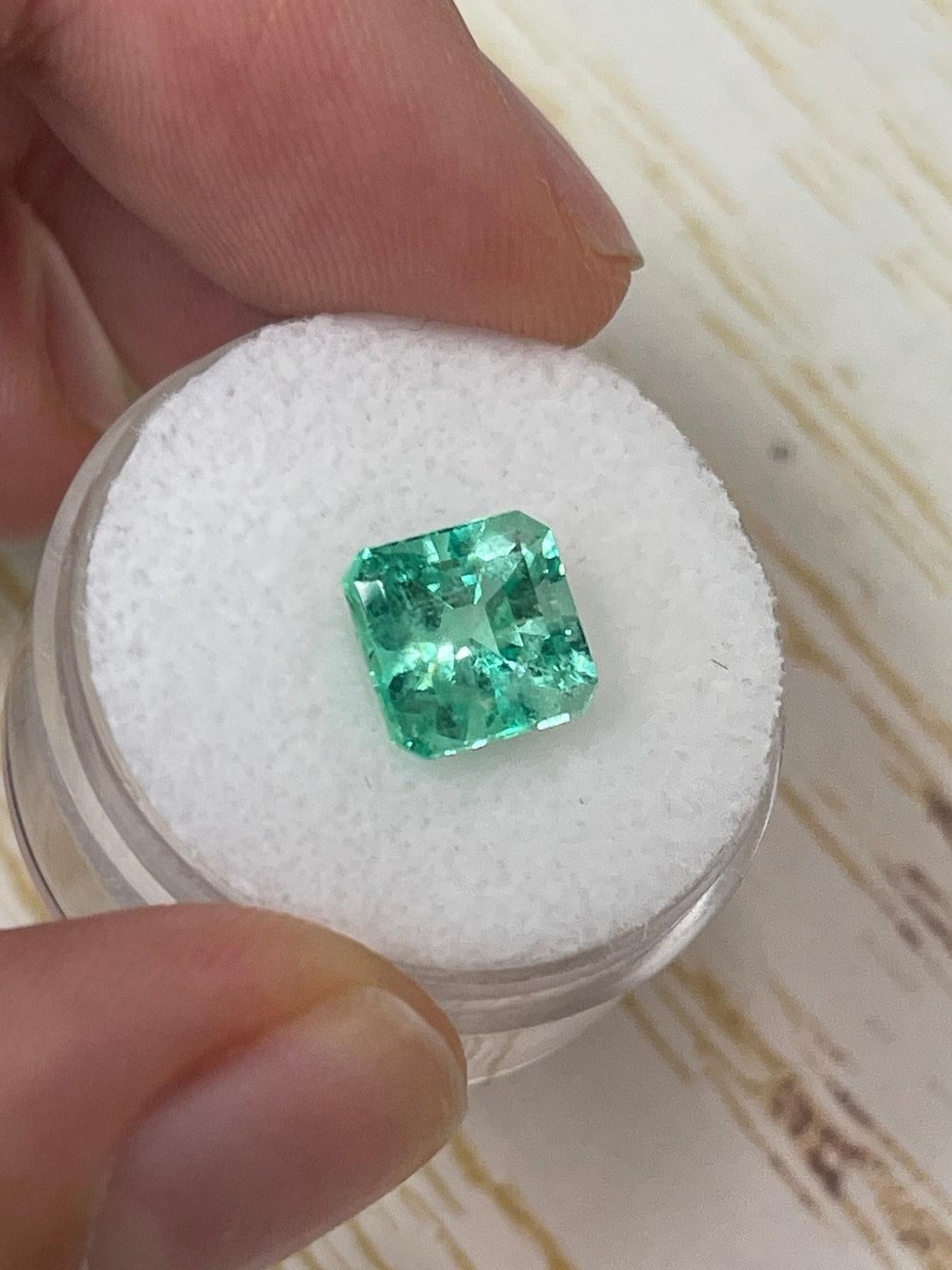 Moderno Smeraldo colombiano da 3,37 carati VS Jyotish - Gemma quadrata di maggio con taglio Asscher in vendita