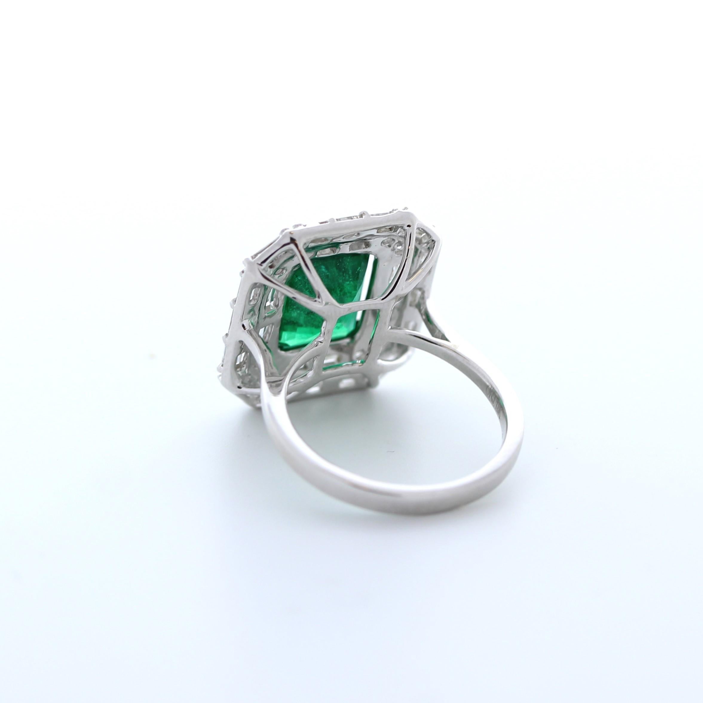 Contemporary 3.37 Carat Weight Green Emerald & Baguette Diamond Fashion Ring in 18k W. Gold For Sale