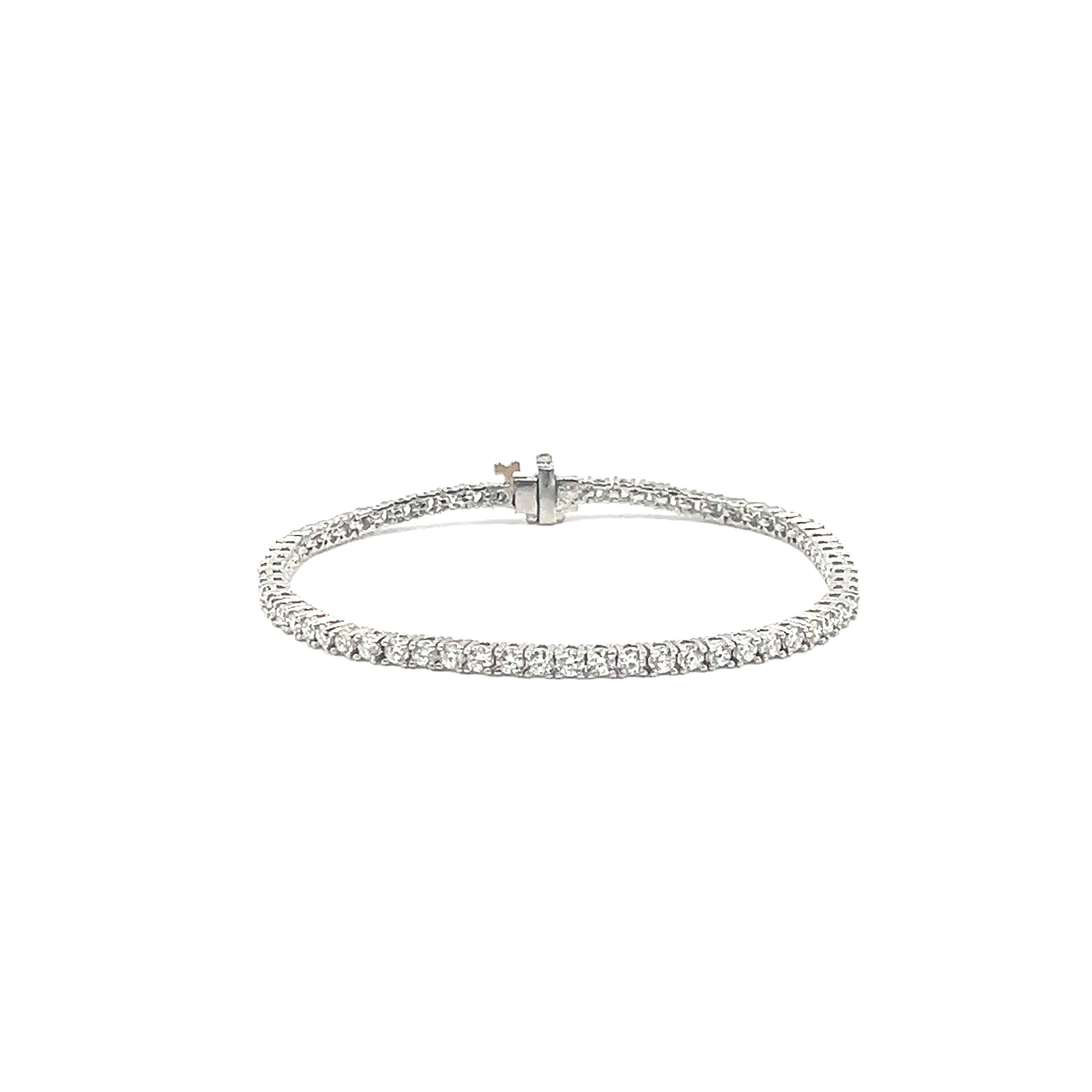 Dieses klassische Diamant-Tennisarmband ist mit 67 Diamanten besetzt. Die Diamanten haben eine Farbe von F/G und eine Reinheit von VS2/SI1. Ein wunderschönes klassisches Stück, das in keiner Juweliersammlung fehlen sollte.