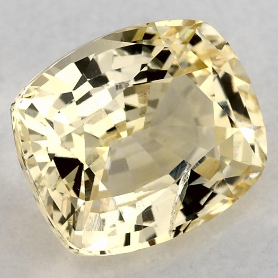 Questo zaffiro giallo naturale offre eleganza e raffinatezza. Grazie al suo grazioso tono di colore, alla sua limpidezza e al suo carattere naturale, questo zaffiro è una scelta eccellente per creare gioielli su misura come anelli di fidanzamento,