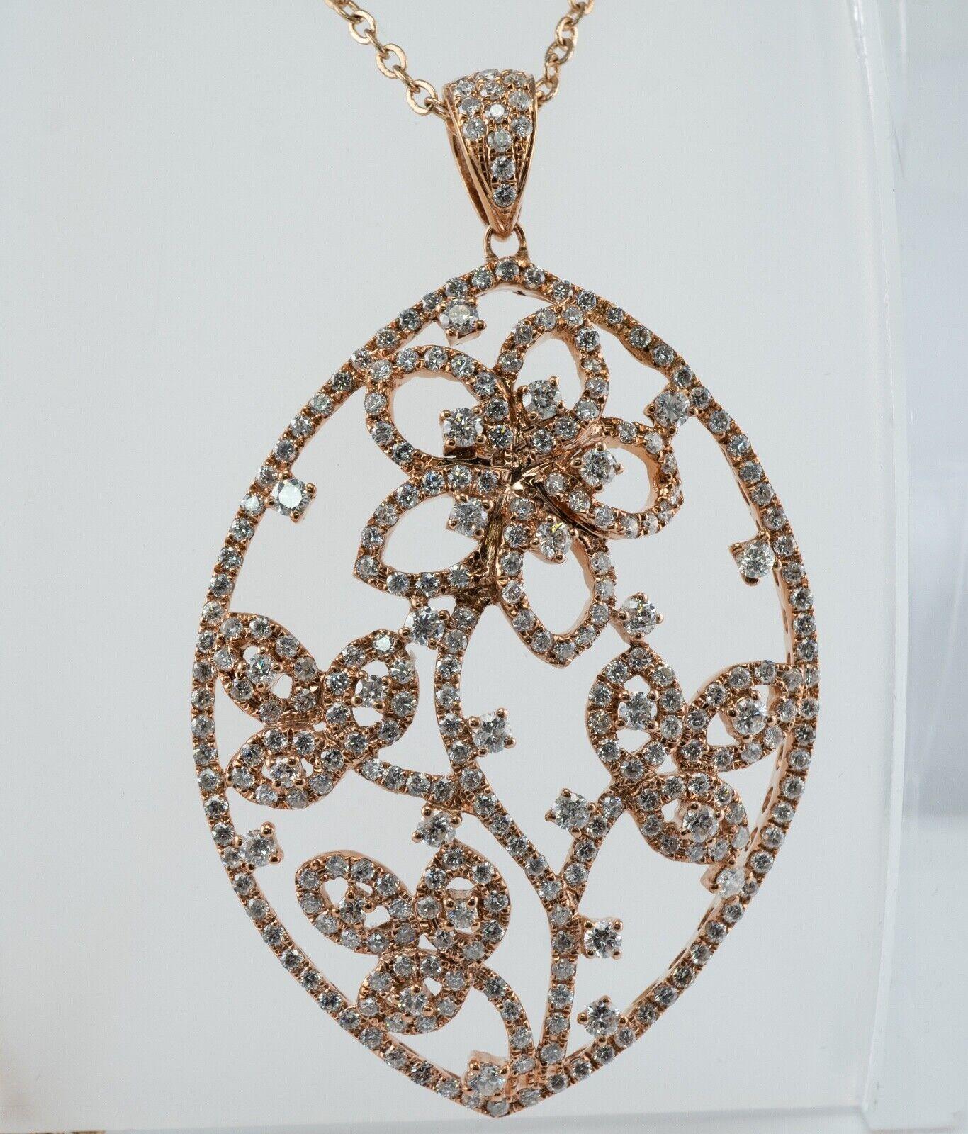 Ciondolo a fiore con cluster di diamanti da 3,37 ctw in oro 14K con marchio CJ

Questo ciondolo immobiliare è realizzato in oro giallo massiccio 14 carati con un accenno di oro rosa.
È tempestato di diamanti bianchi naturali a taglio brillante