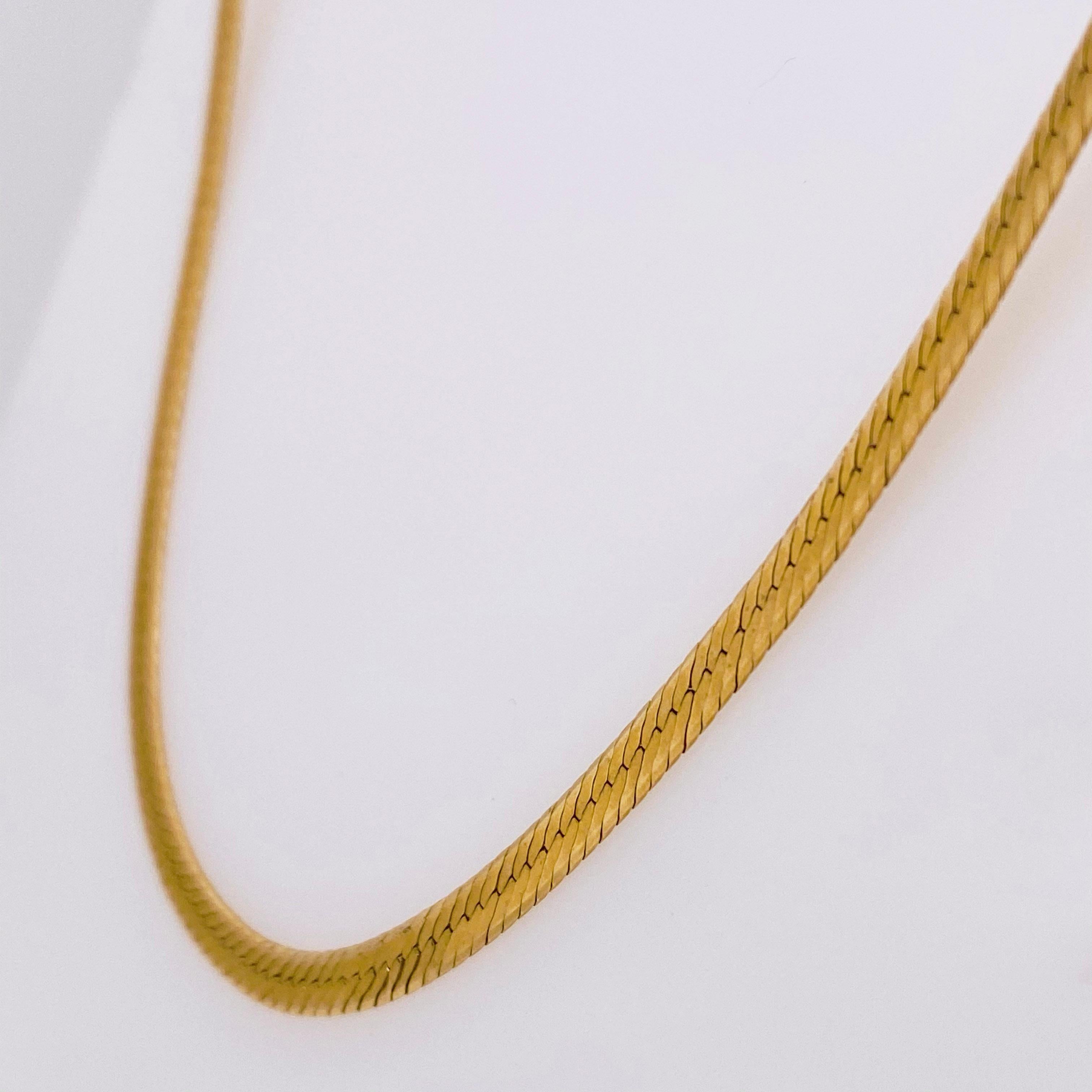 Moderne Chaîne à chevrons en or jaune 10 carats, chaîne large à maillons plats en vente