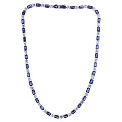 33,74 TCW Collana Tennis con zaffiro taglio smeraldo e diamante rotondo in oro bianco 18K