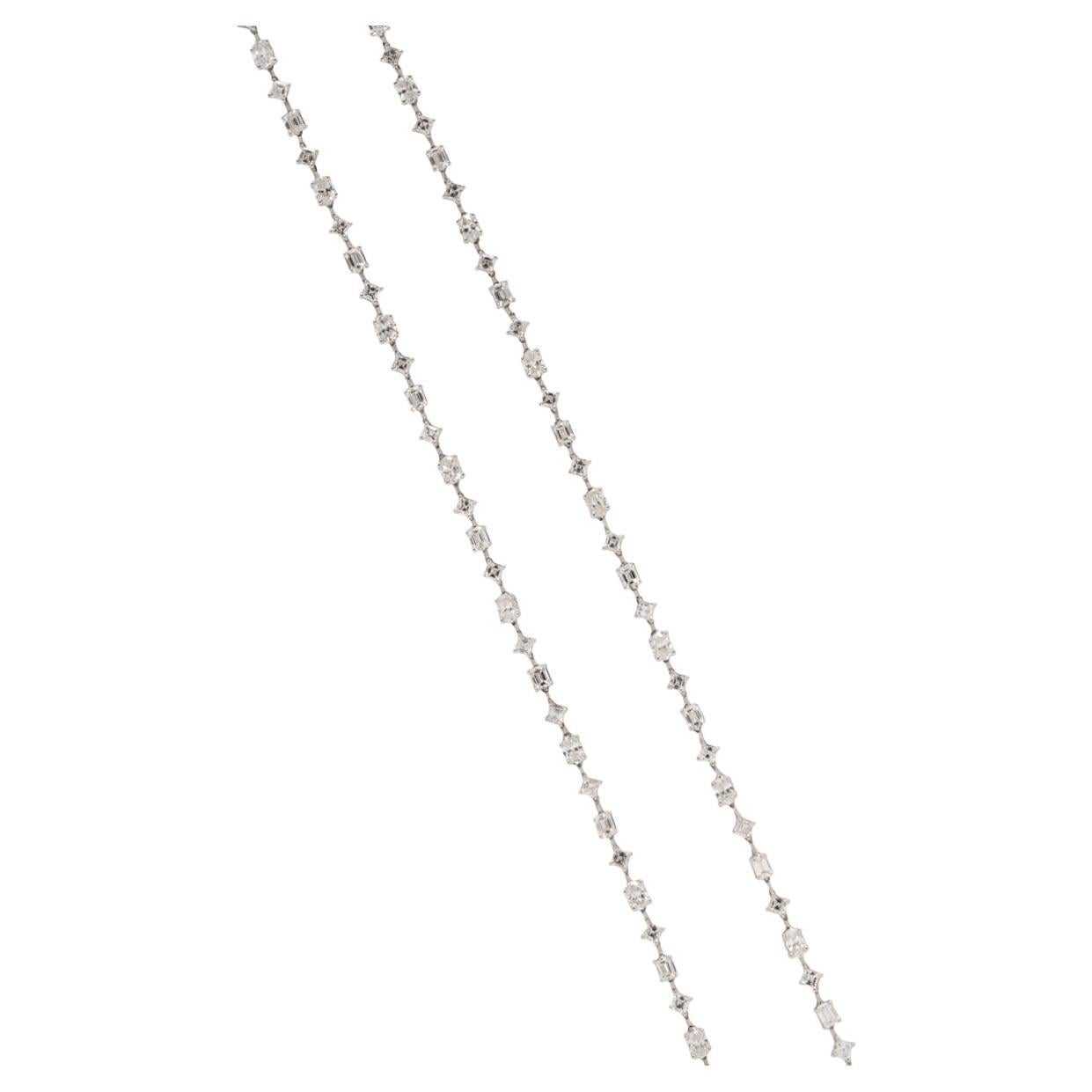 Diese wunderschöne lange Kette des Designers ZYDO besteht aus 139 sich abwechselnden Formen, darunter Diamanten im Oval-, Smaragd- und Carre-Schliff mit einem Gesamtgewicht von etwa 33,75 Karat. Diese Halskette ist von hoher Qualität und eignet sich