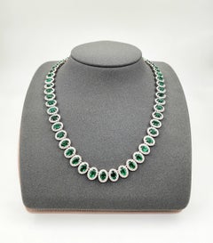 Collana di smeraldi e diamanti naturali da 33,76 carati, in platino