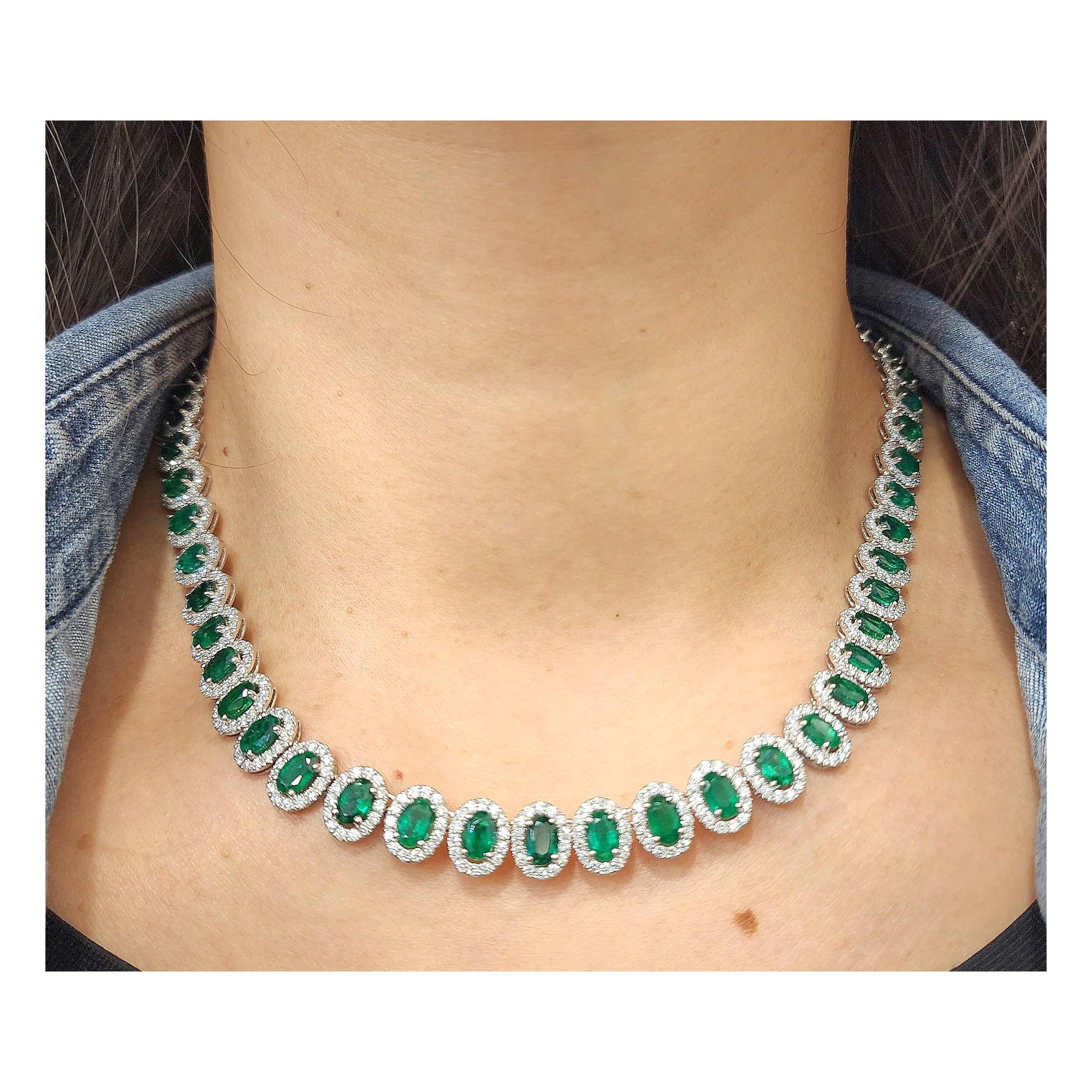 33,76 ct Natürlicher Smaragd
Diamant Halskette Platin