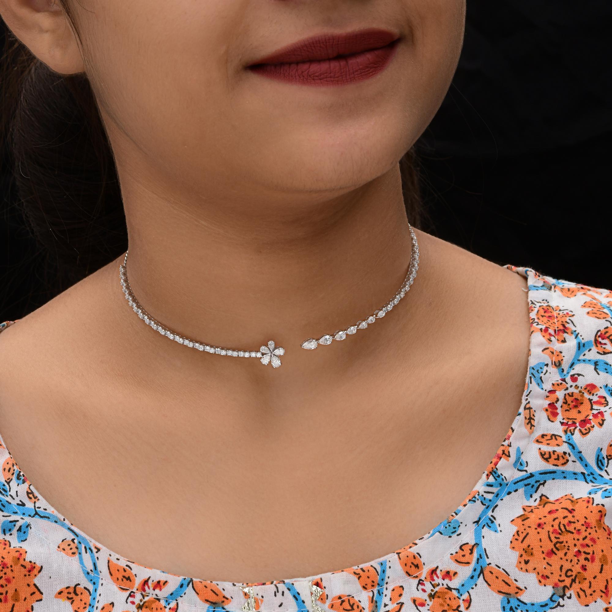 Collana girocollo floreale con diamante naturale da 3,37 carati in oro bianco 14 carati Gioielli di pregio
Festeggia questa stagione festiva con un tocco di pura brillantezza. Il nostro girocollo con diamanti in oro 14K è più di un gioiello, è una