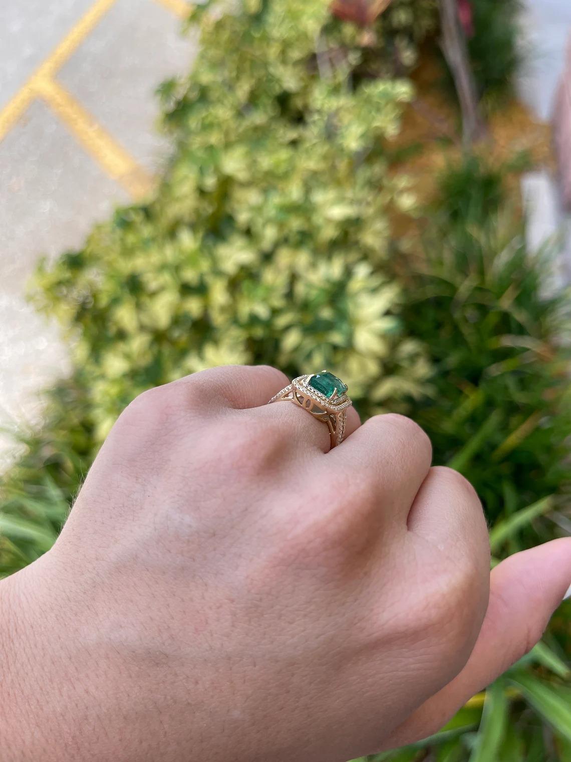 De las mujeres Anillo de oro amarillo con doble halo de esmeraldas naturales y diamantes de 14 quilates y 3,37 tcw en venta