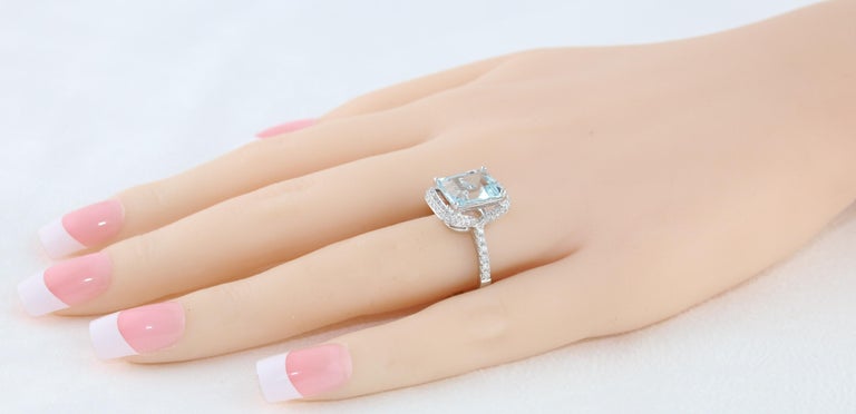 3.38 Carat Aquamarine and Diamond Gold Ring In New Condition For Sale In New York, NY