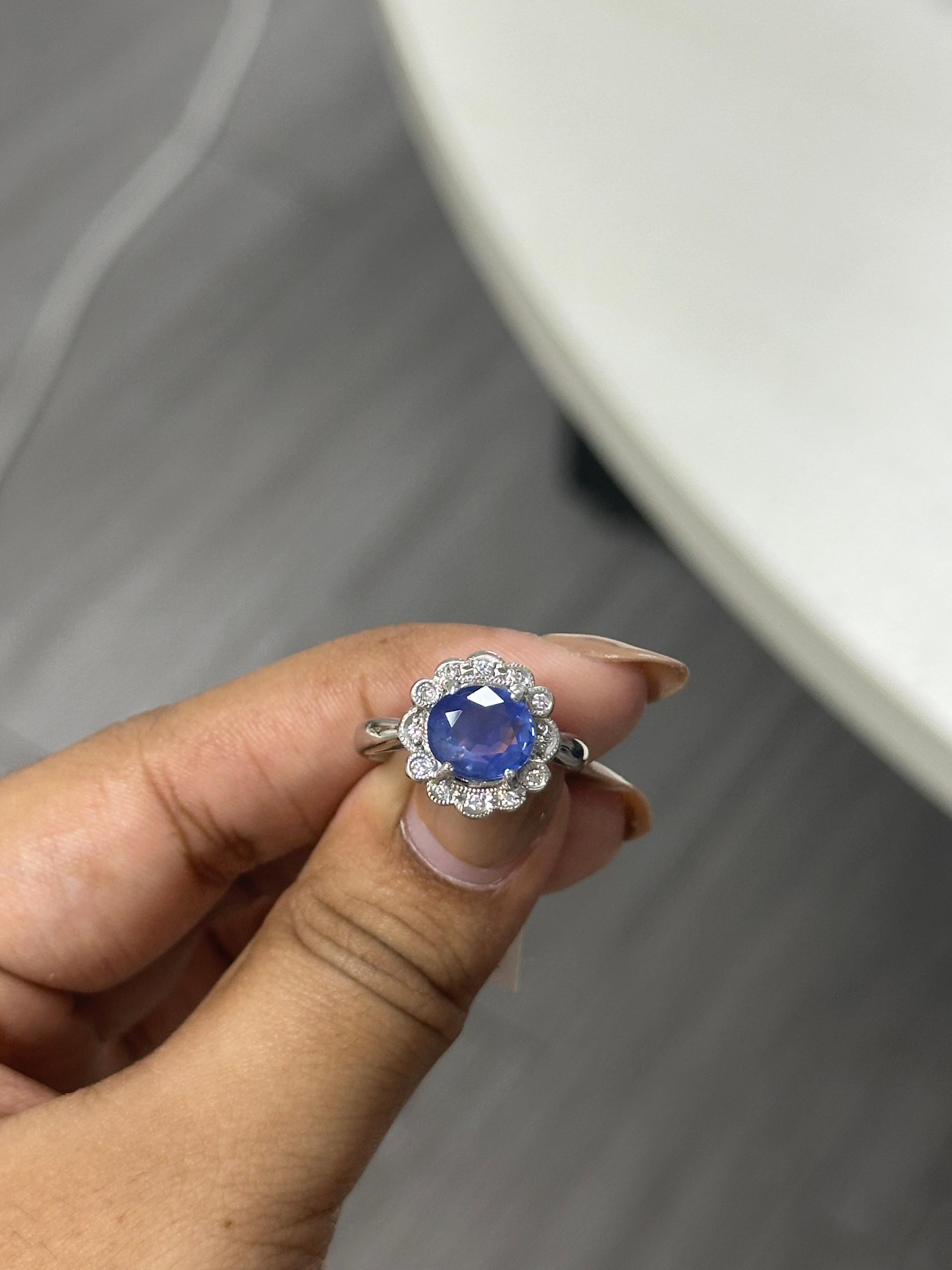 Dieser seltene, leuchtende und makellos gestaltete blaue Saphir-Cocktailring ist ein Fest der Raffinesse und des zeitlosen Reizes.
In seinem Herzen ruht ein 3,38 Karat schwerer, lebhafter blauer Saphir, der Tiefe, Eleganz und heitere Brillanz