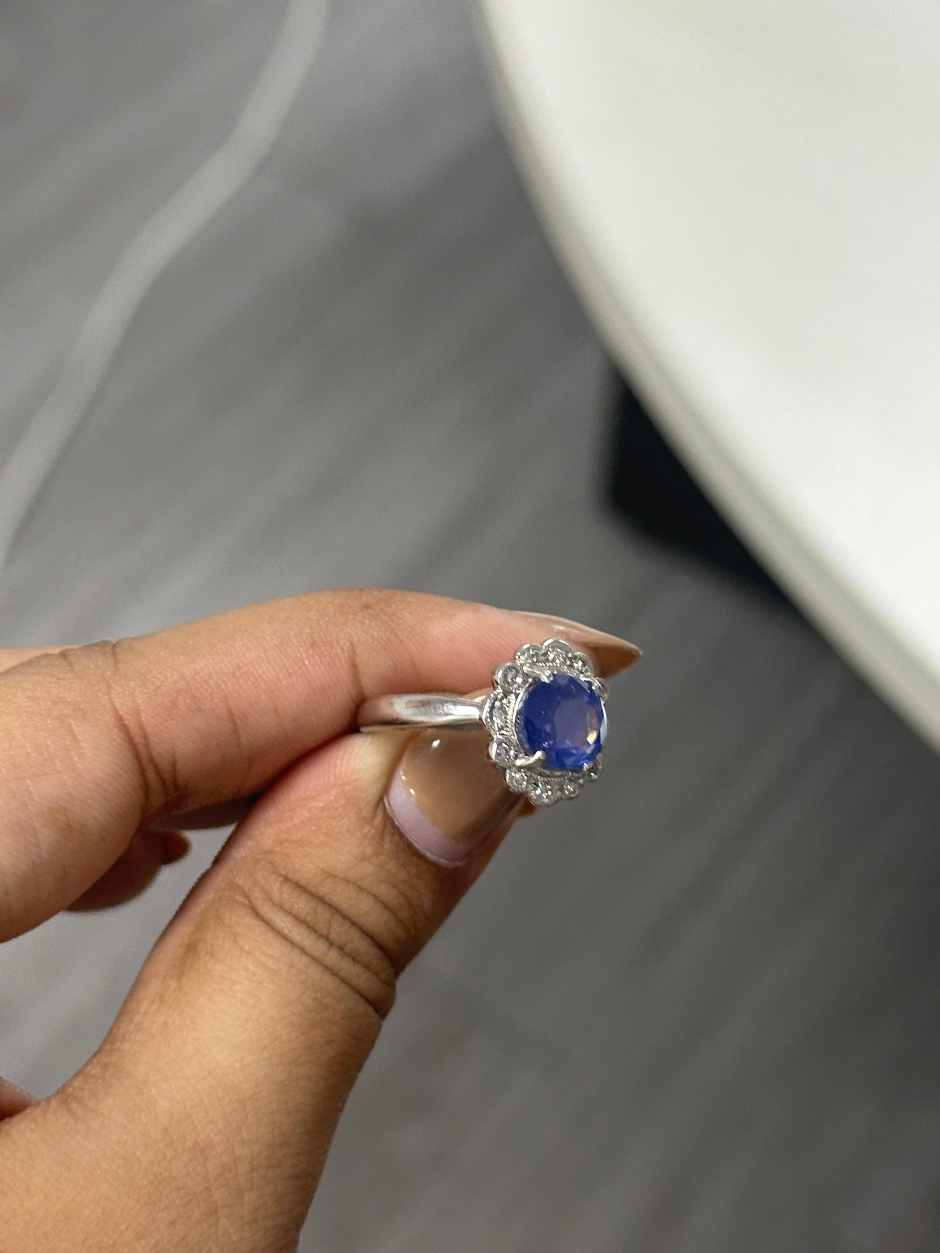 3,38 Karat Blauer Saphir Cocktail Ring in PT900 (Ovalschliff) im Angebot