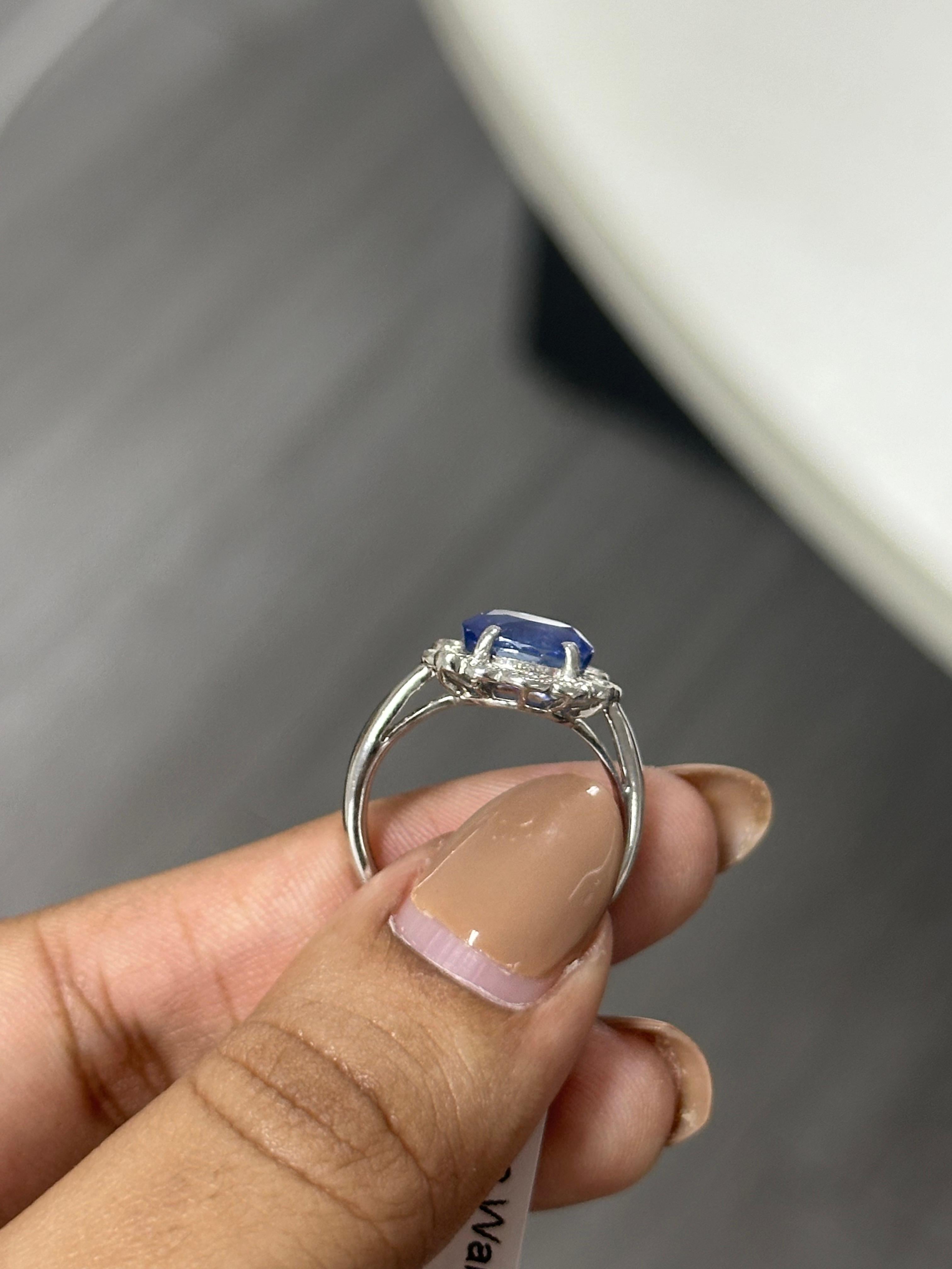 3,38 Karat Blauer Saphir Cocktail Ring in PT900 im Zustand „Neu“ im Angebot in Bangkok, TH